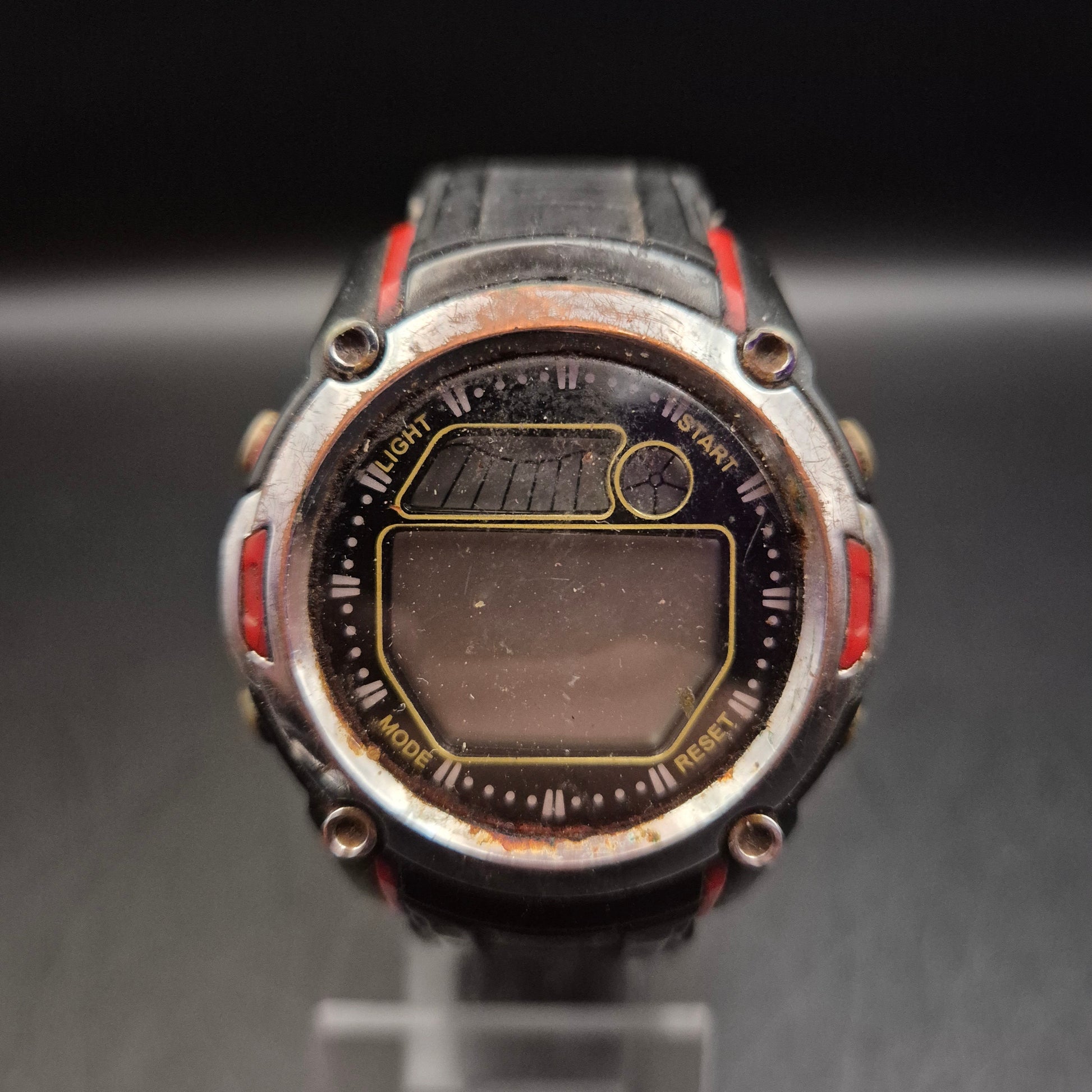 Robuste Vintage Digitaluhr für Herren in Schwarz-Rot - Bild 3