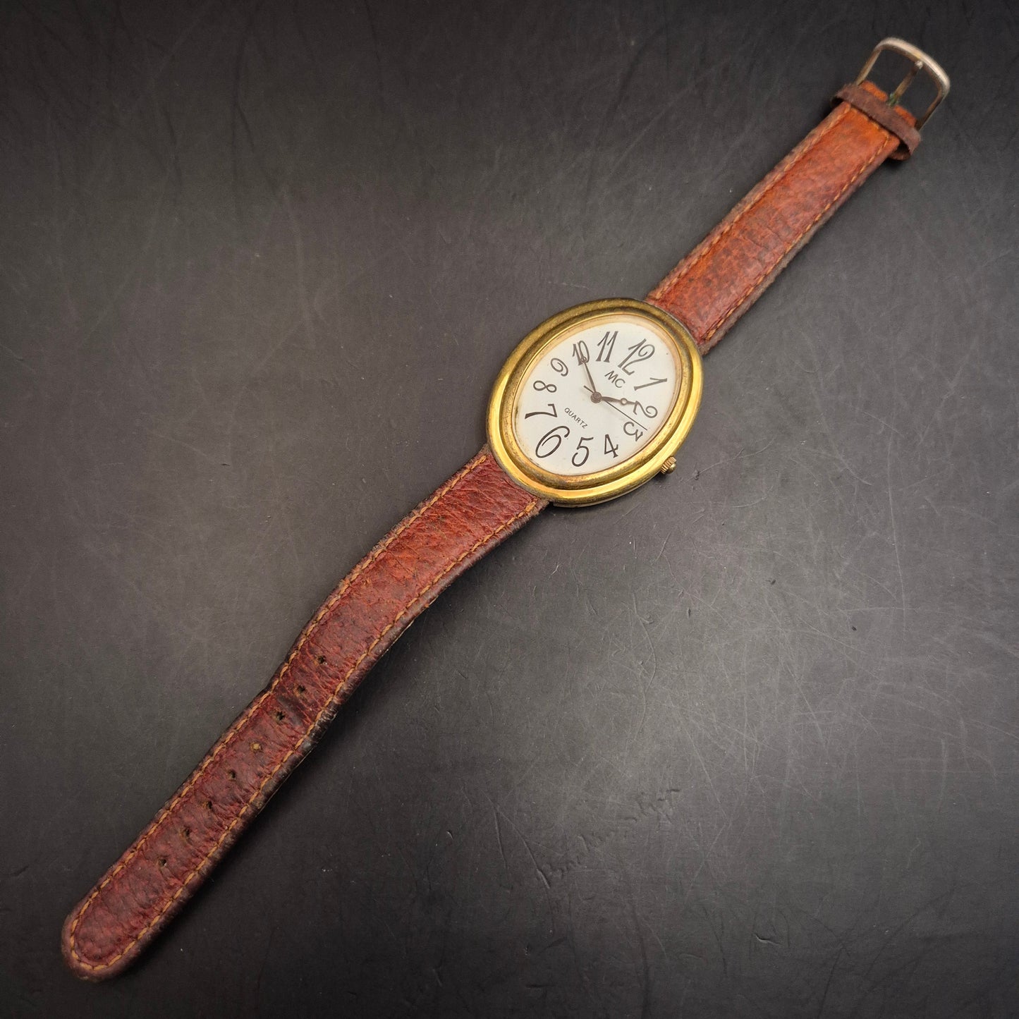 Vintage Damenuhr MC Quartz – Ovales Gehäuse, Goldfarben, Lederarmband - Bild 3