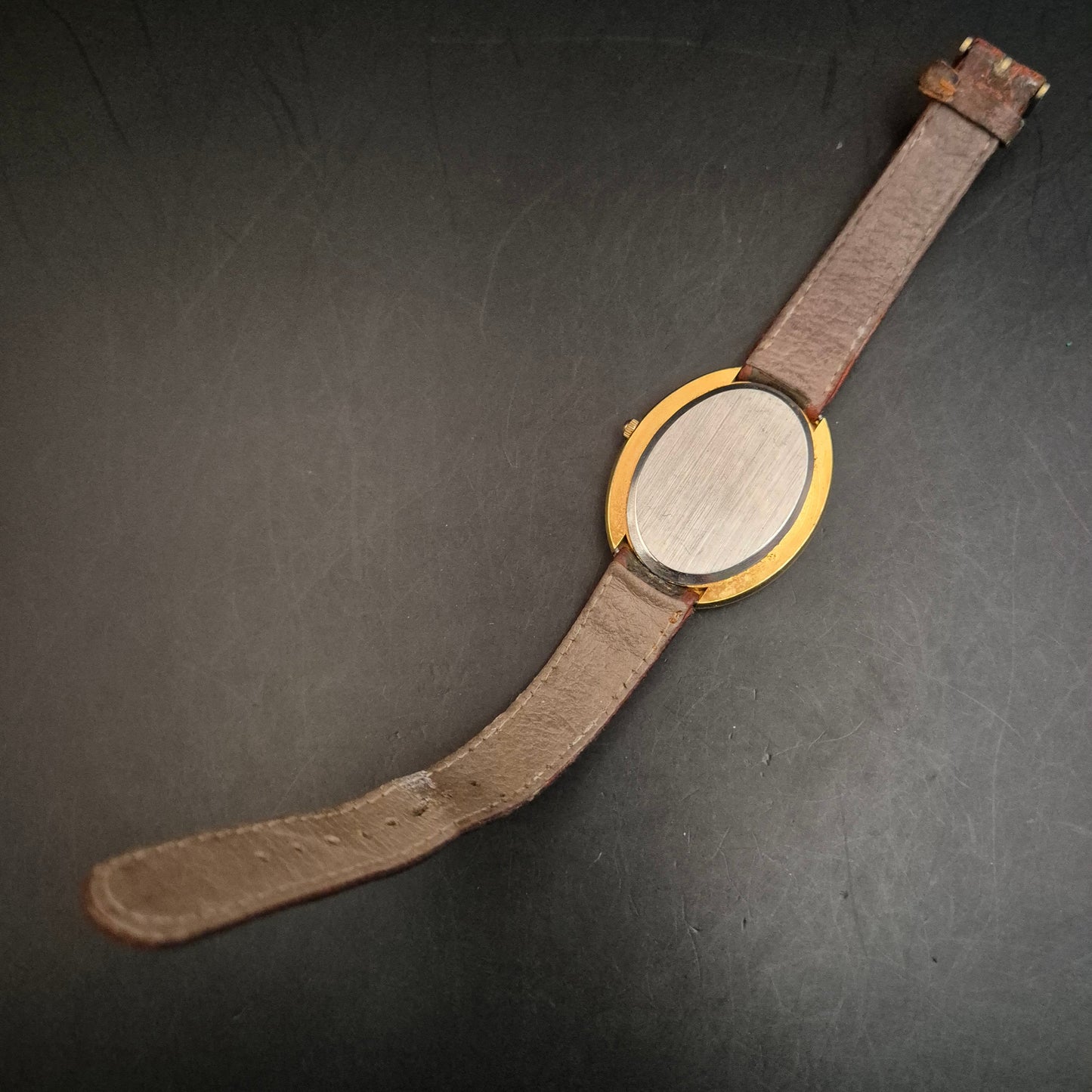 Vintage Damenuhr MC Quartz – Ovales Gehäuse, Goldfarben, Lederarmband - Bild 4