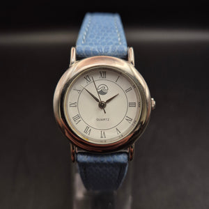 Vintage Damen Quarzuhr mit hellblauem Lederarmband, Silberfarben
