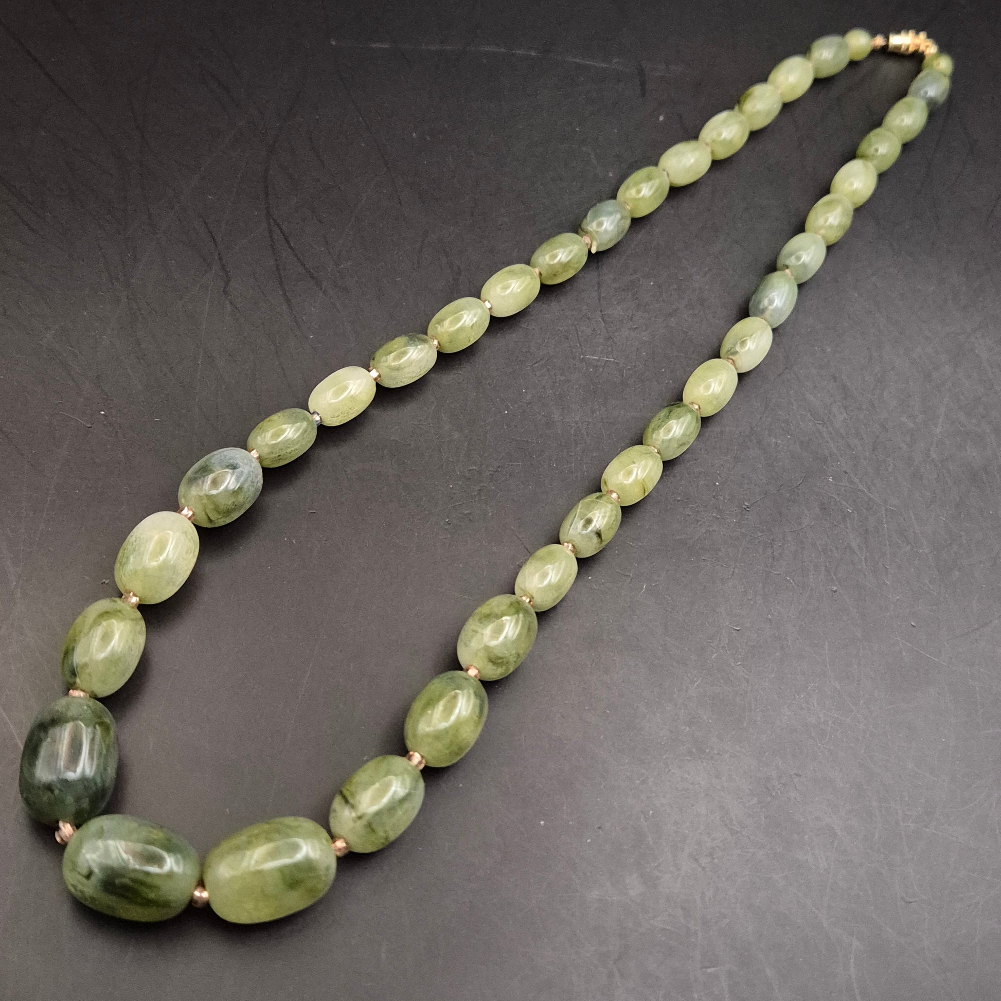 Elegante Vintage Halskette mit natürlichen Grünstein-Perlen