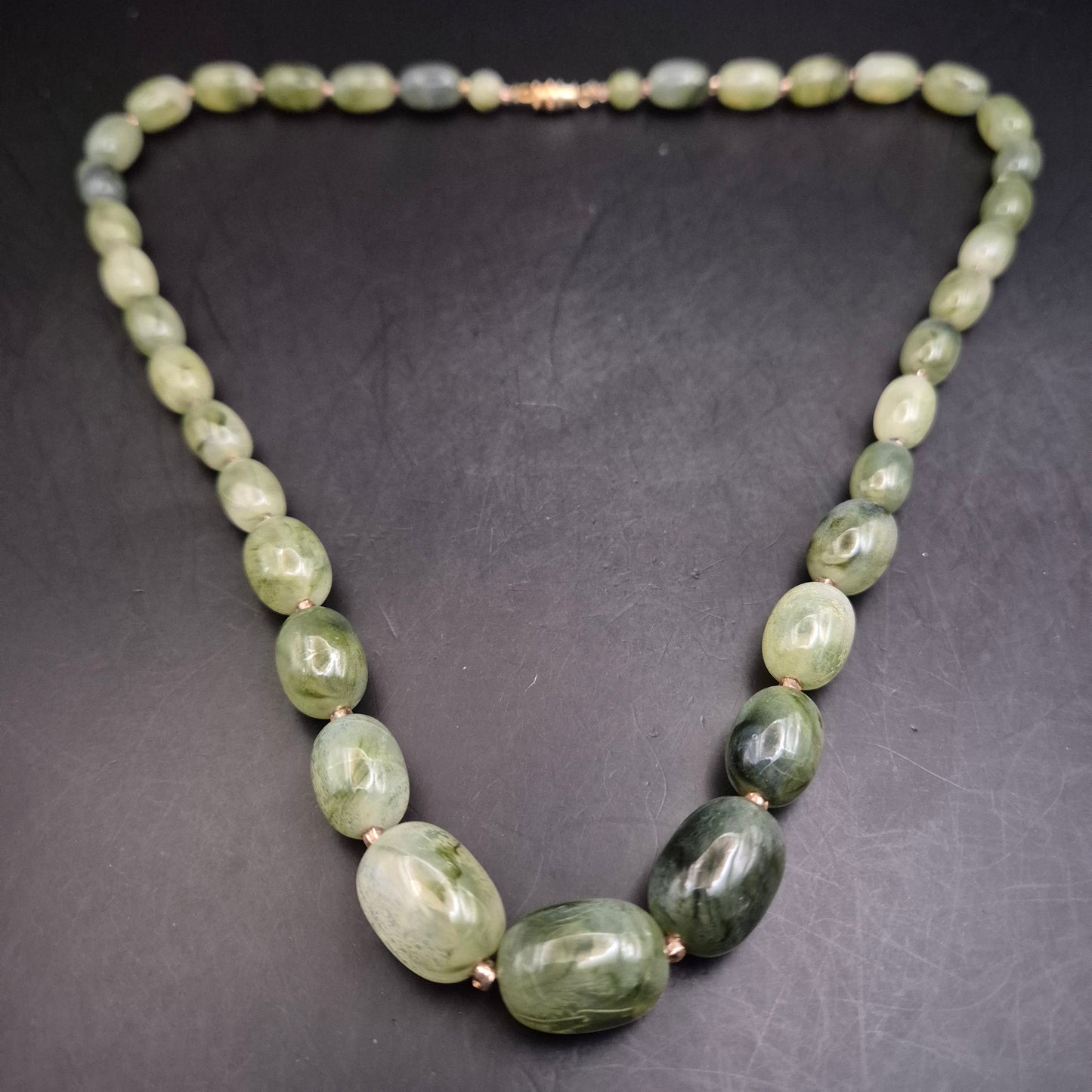 Vintage Halskette mit großen Grünsteinperlen & Goldton Verschluss