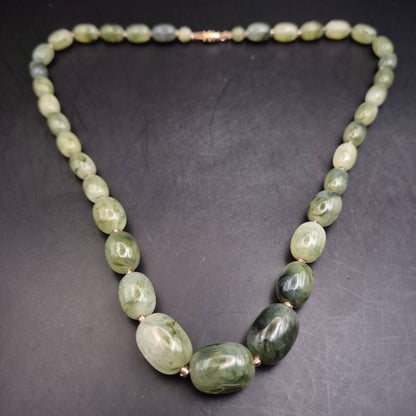 Vintage Halskette mit großen Grünsteinperlen & Goldton Verschluss