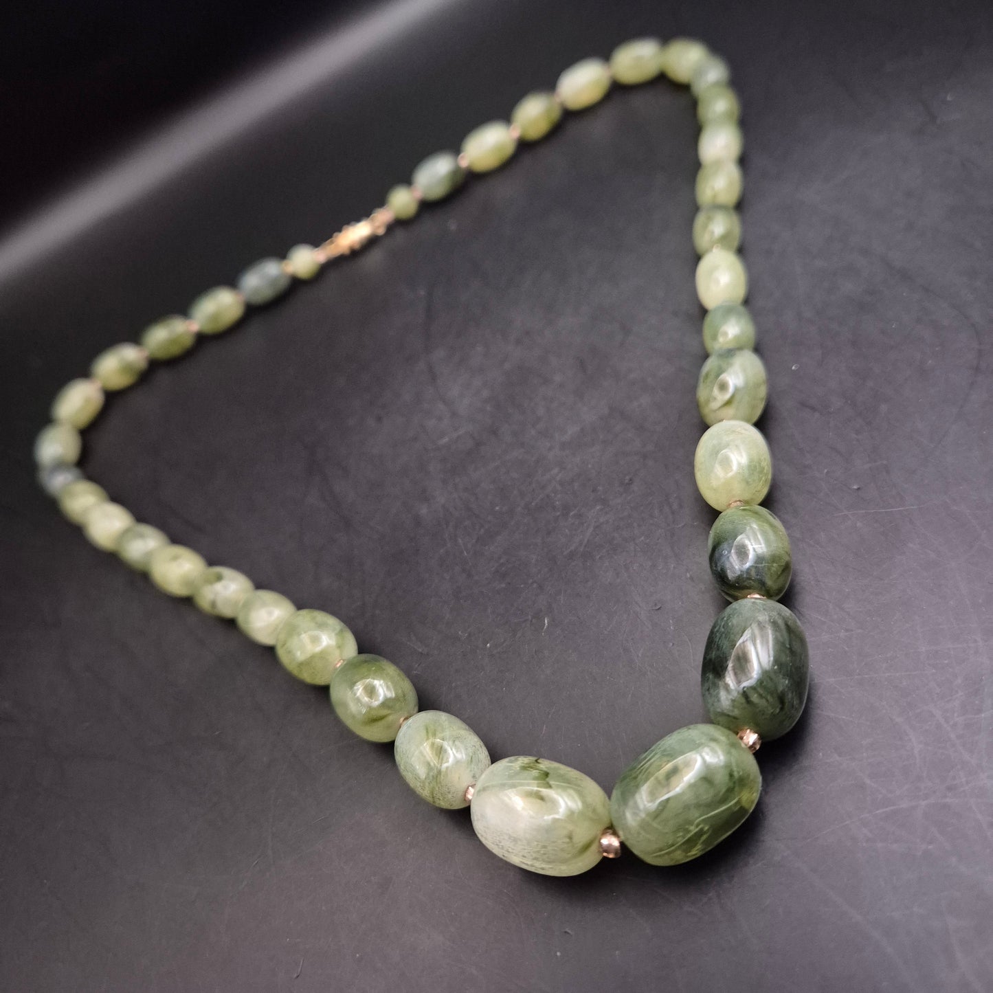 Vintage Halskette mit großen Grünsteinperlen & Goldton Verschluss - Bild 3