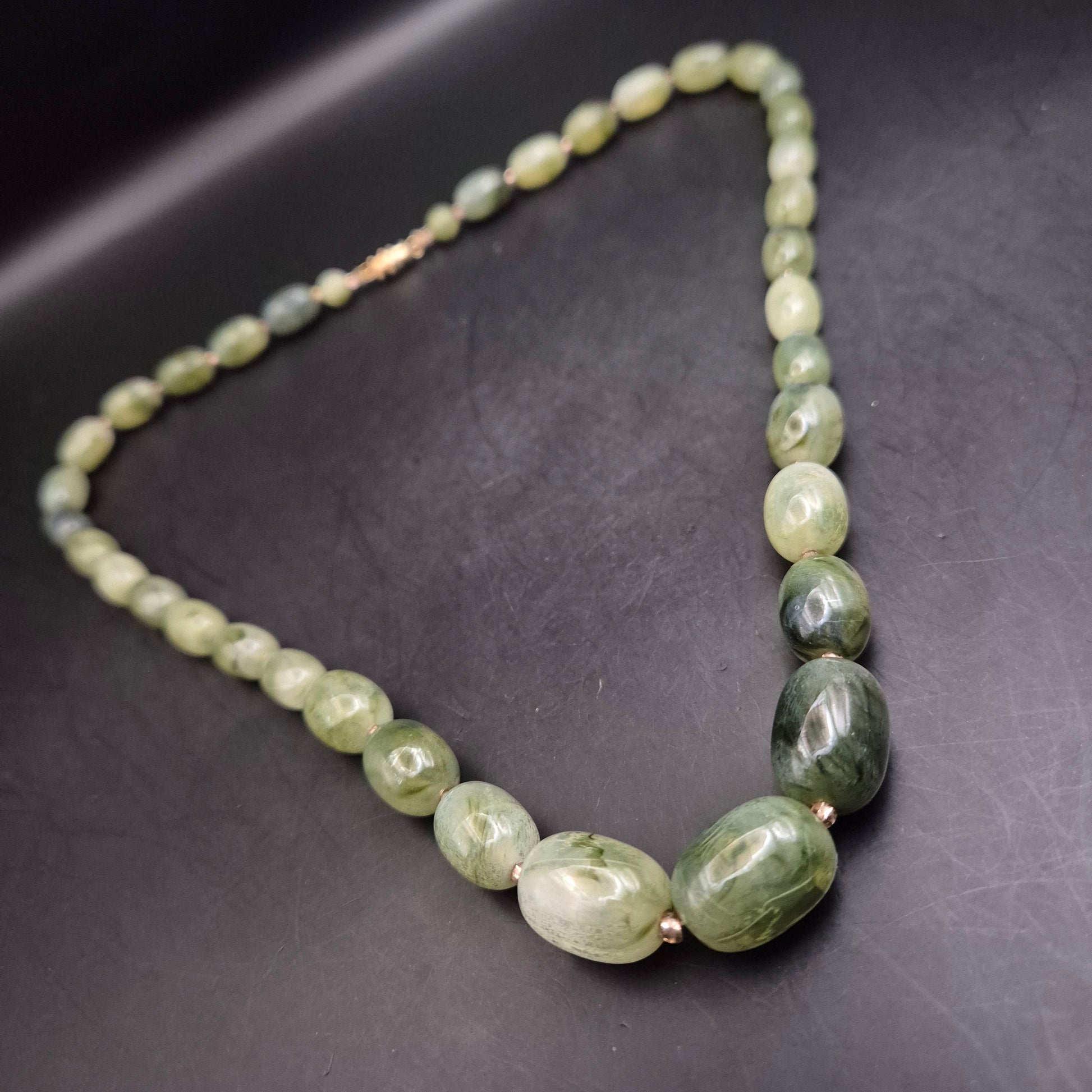 Vintage Halskette mit großen Grünsteinperlen & Goldton Verschluss - Bild 3