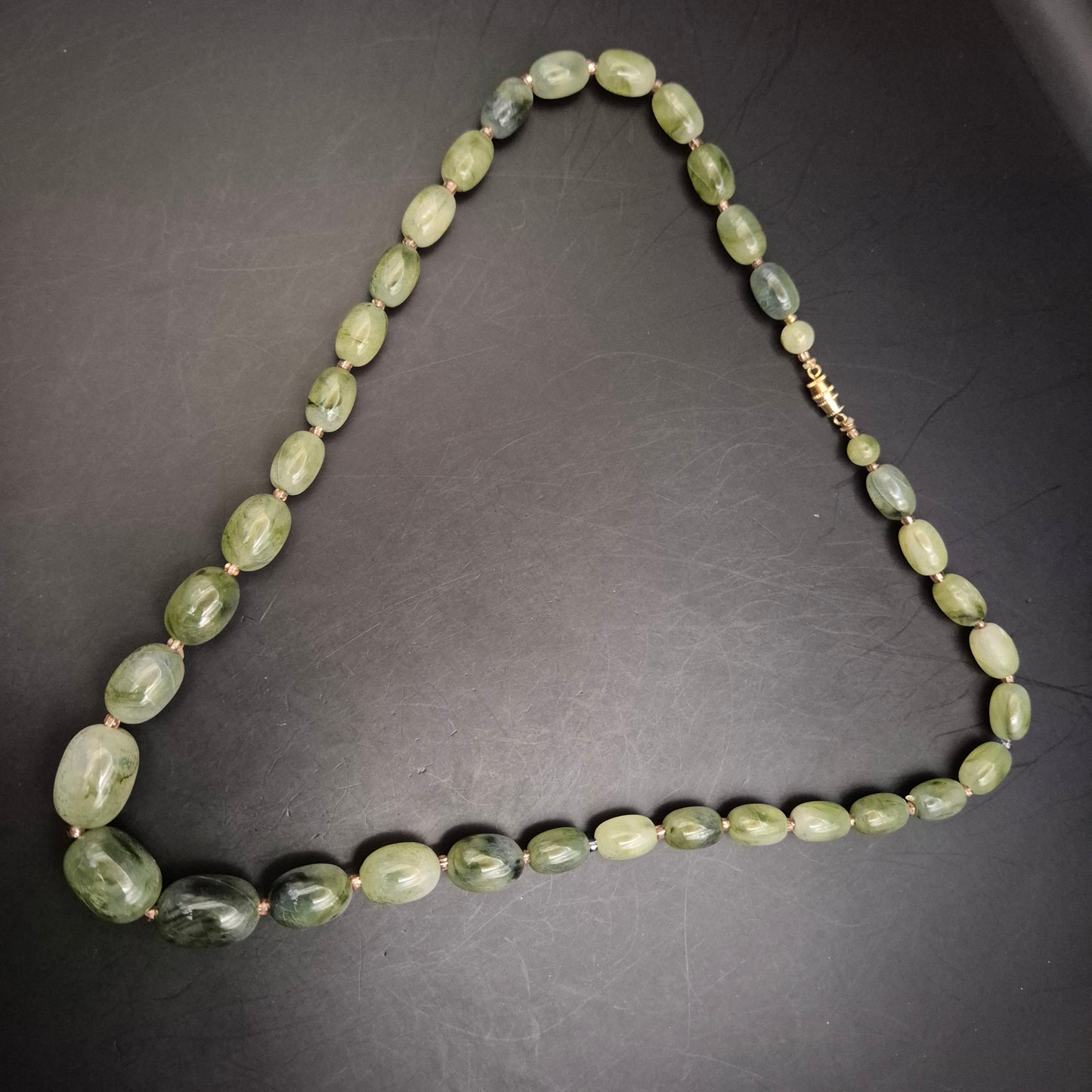 Vintage Halskette mit großen Grünsteinperlen & Goldton Verschluss - Bild 4
