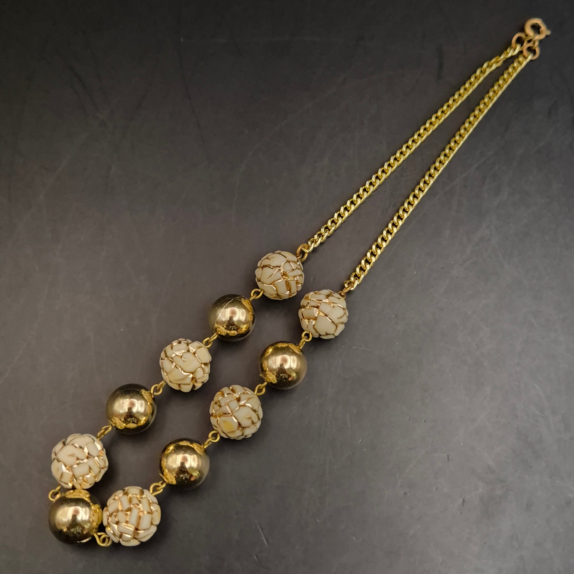 Elegante Vintage Halskette mit goldenen und creme Kugeln