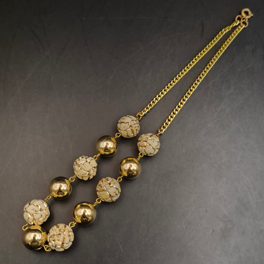 Elegante Vintage Halskette mit goldenen und creme Kugeln