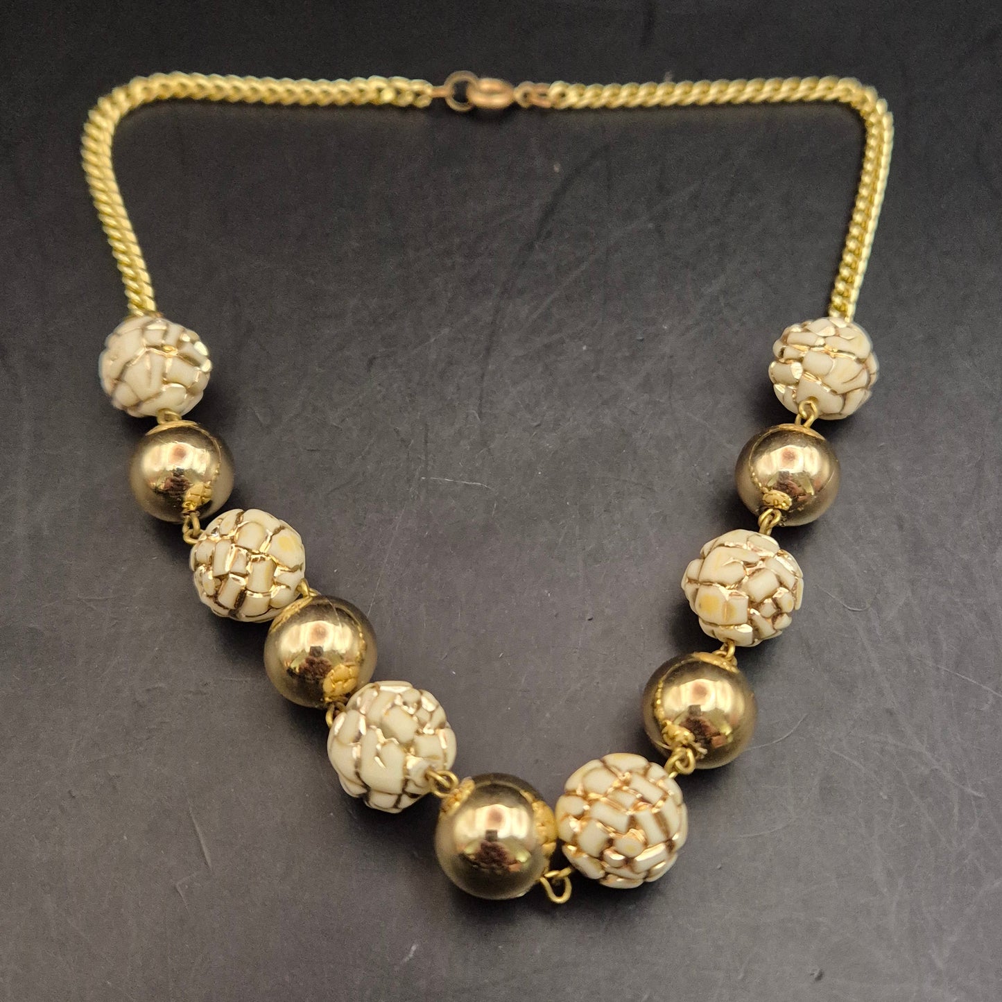 Elegante Vintage Halskette mit goldenen und creme Kugeln - Bild 3