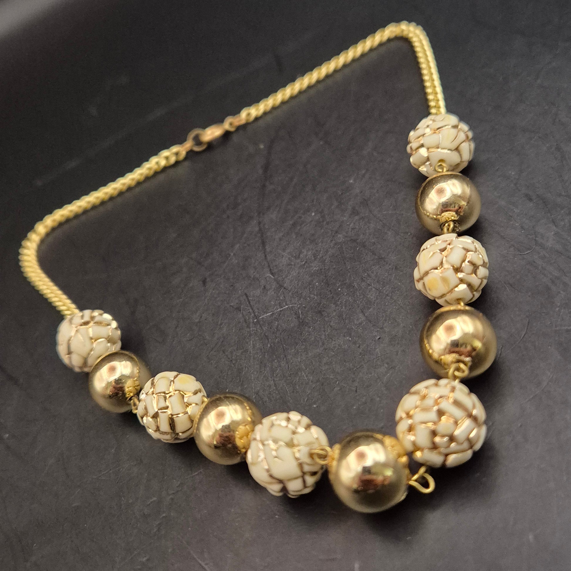 Elegante Vintage Halskette mit goldenen und creme Kugeln - Bild 4