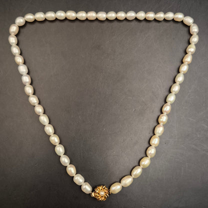 Elegante Vintage Süßwasser Perlenkette mit floralem Goldverschluss