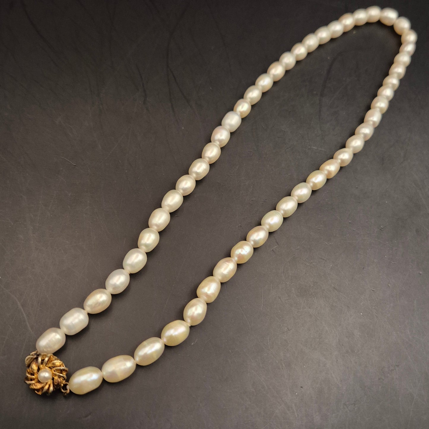 Elegante Vintage Süßwasser Perlenkette mit floralem Goldverschluss - Bild 2