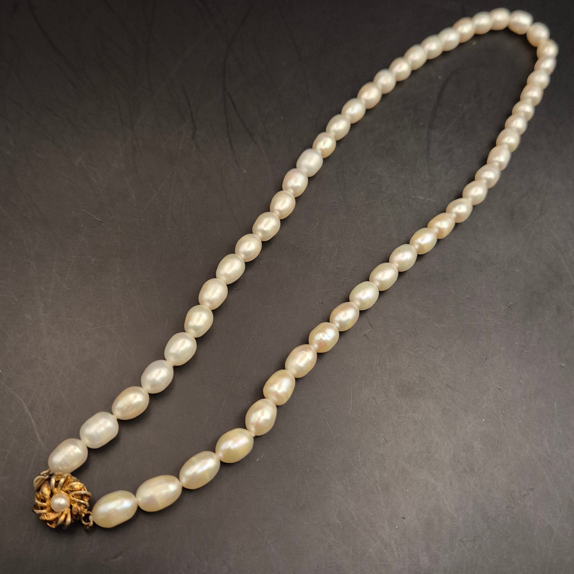 Elegante Vintage Süßwasser Perlenkette mit floralem Goldverschluss - Bild 2