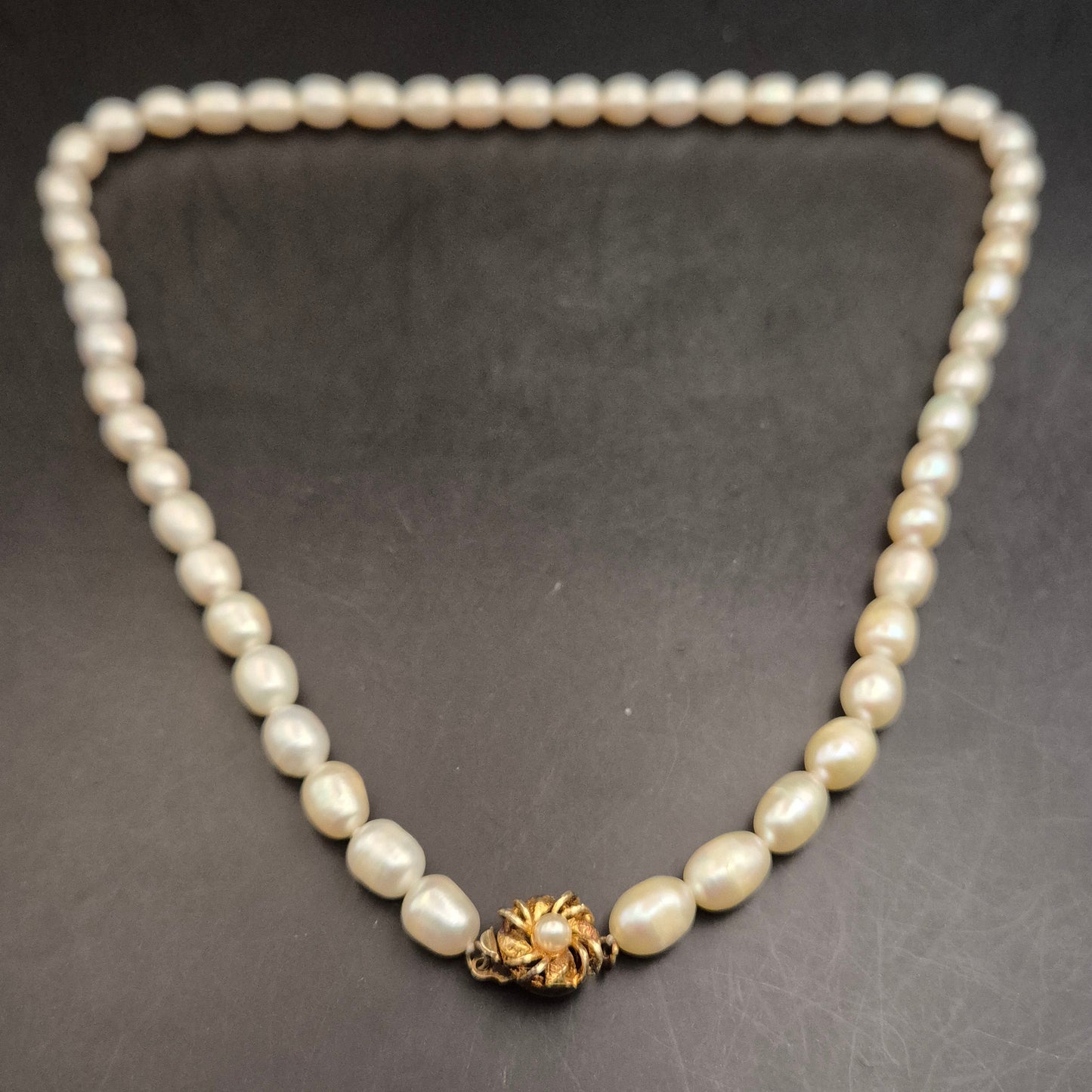 Elegante Vintage Süßwasser Perlenkette mit floralem Goldverschluss - Bild 3