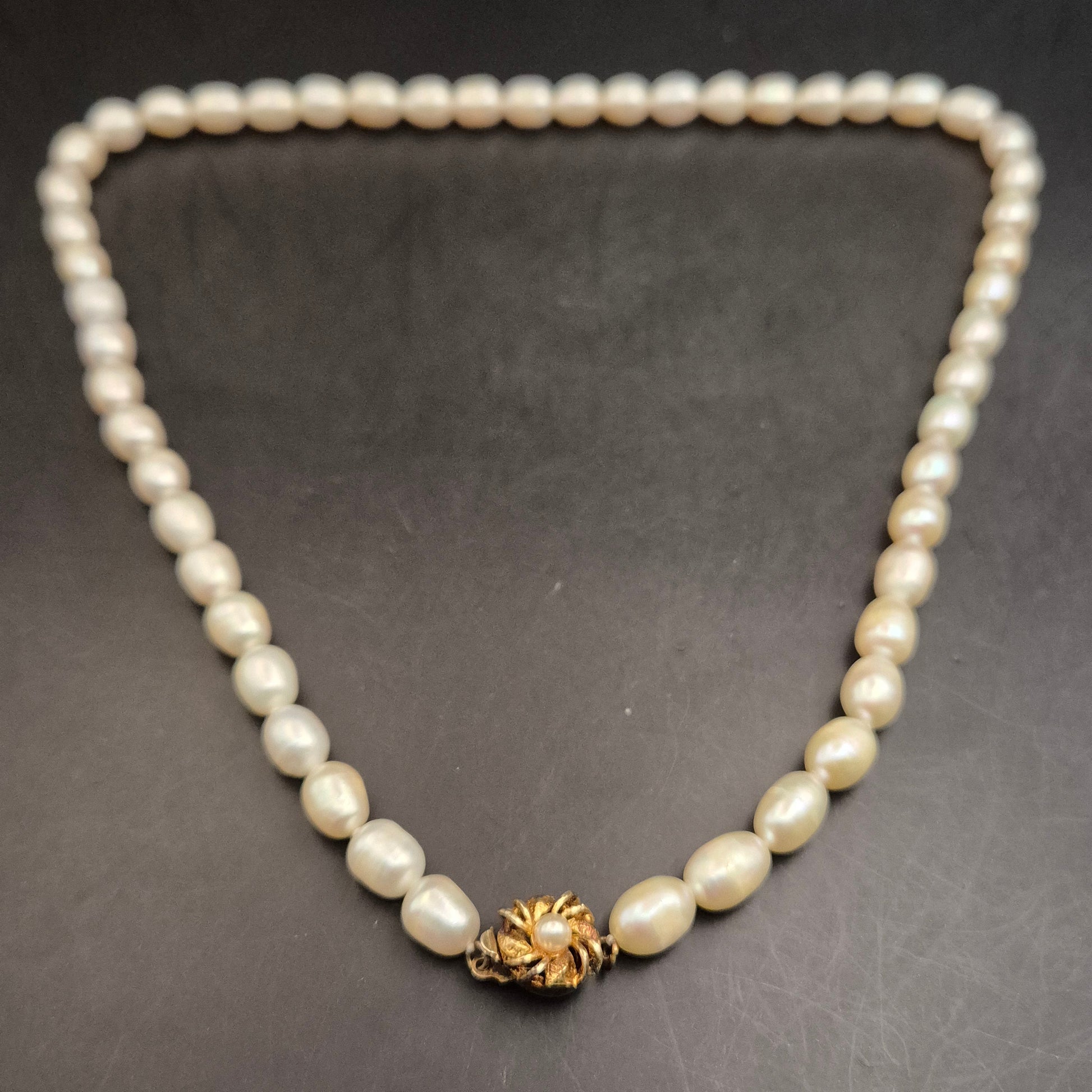 Elegante Vintage Süßwasser Perlenkette mit floralem Goldverschluss - Bild 3