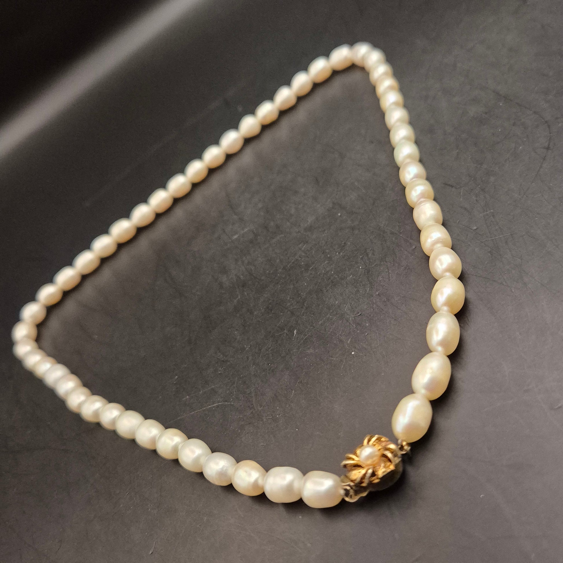 Elegante Vintage Süßwasser Perlenkette mit floralem Goldverschluss - Bild 4