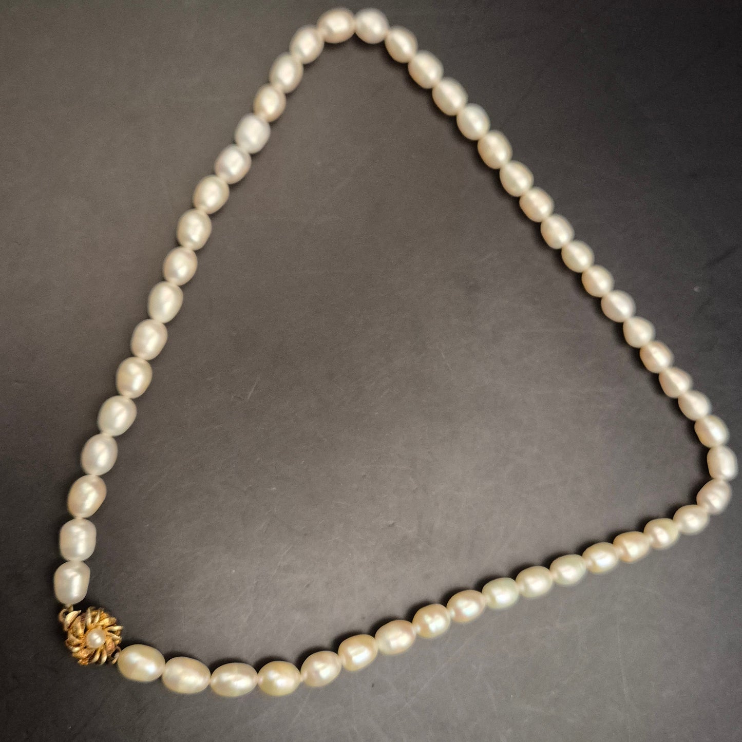 Elegante Vintage Süßwasser Perlenkette mit floralem Goldverschluss - Bild 5