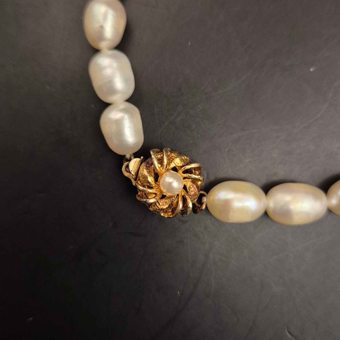 Elegante Vintage Süßwasser Perlenkette mit floralem Goldverschluss - Bild 6