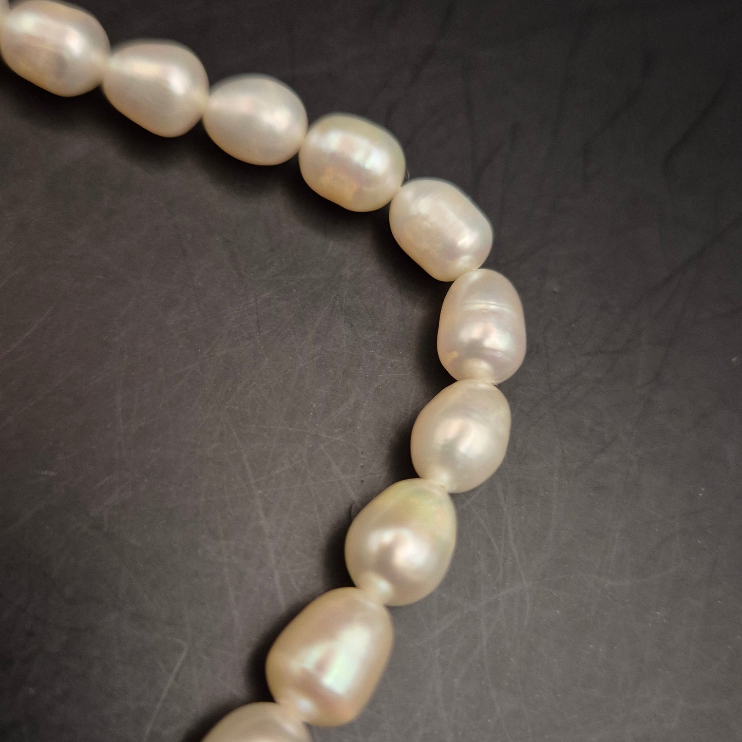 Elegante Vintage Süßwasser Perlenkette mit floralem Goldverschluss - Bild 7