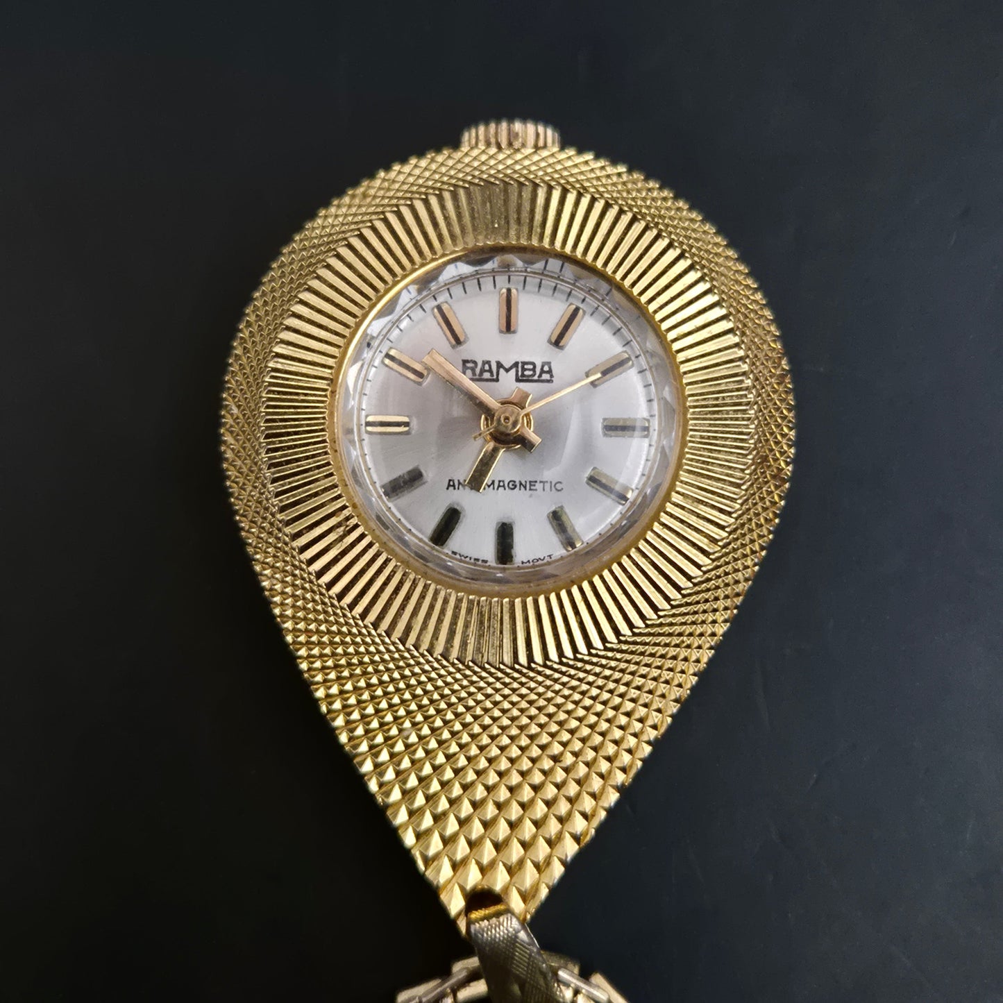 Elegante RAMBA Vintage Anhängeruhr Goldfarben - Swiss Made Quarz Uhr
