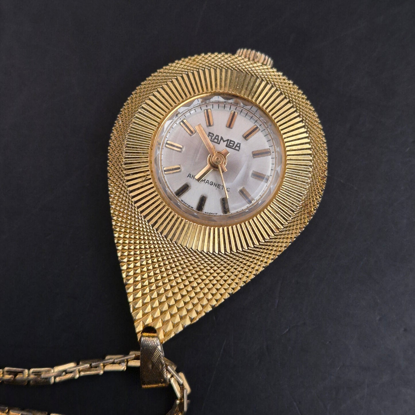 Elegante RAMBA Vintage Anhängeruhr Goldfarben - Swiss Made Quarz Uhr - Bild 3