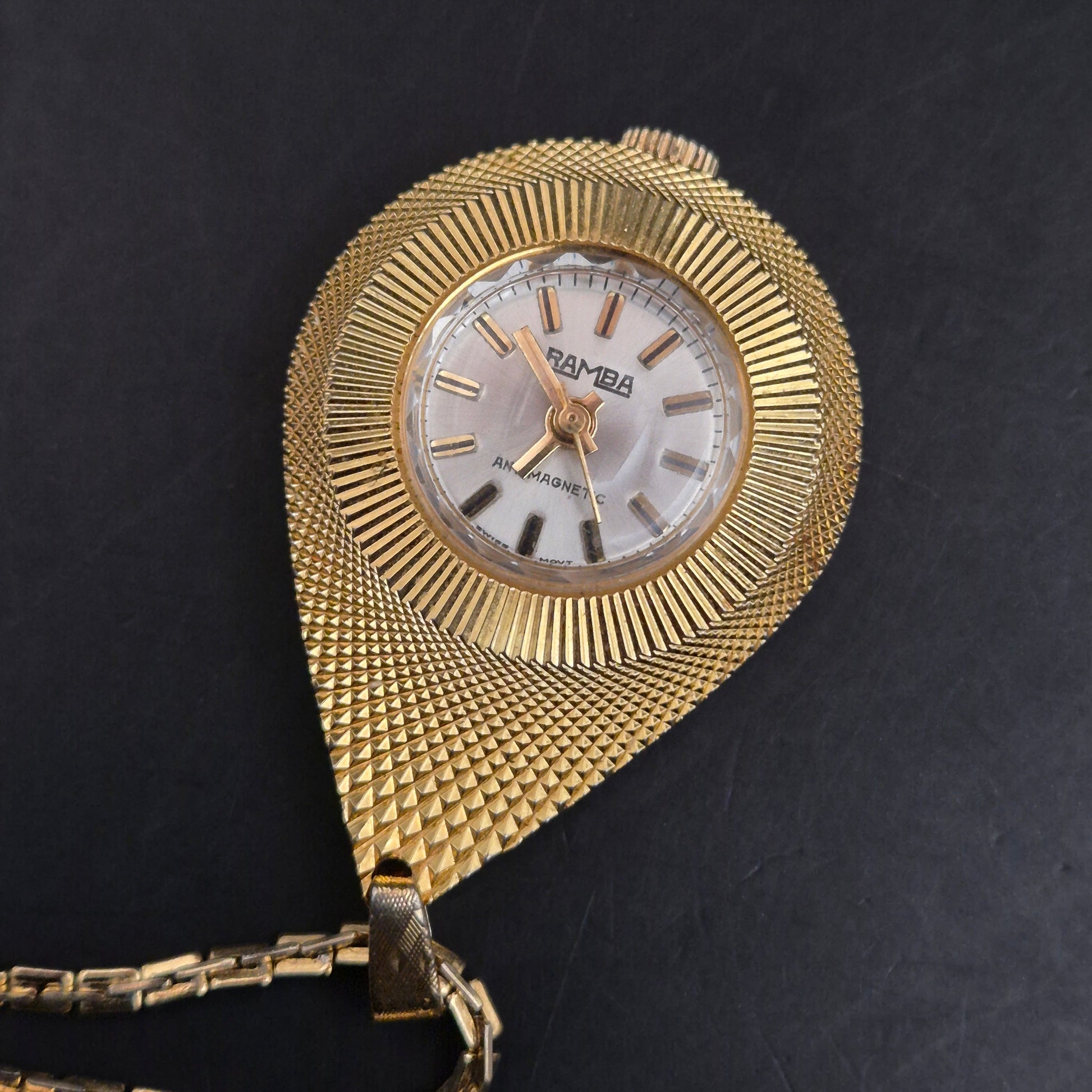 Elegante RAMBA Vintage Anhängeruhr Goldfarben - Swiss Made Quarz Uhr - Bild 3