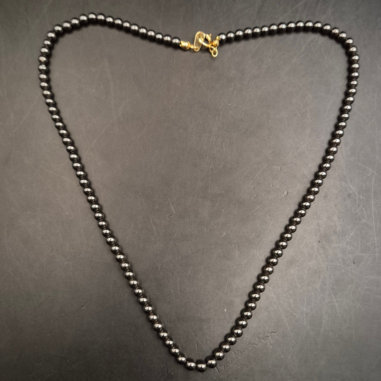 Elegante Hämatit-Perlenhalskette mit glänzendem Goldverschluss