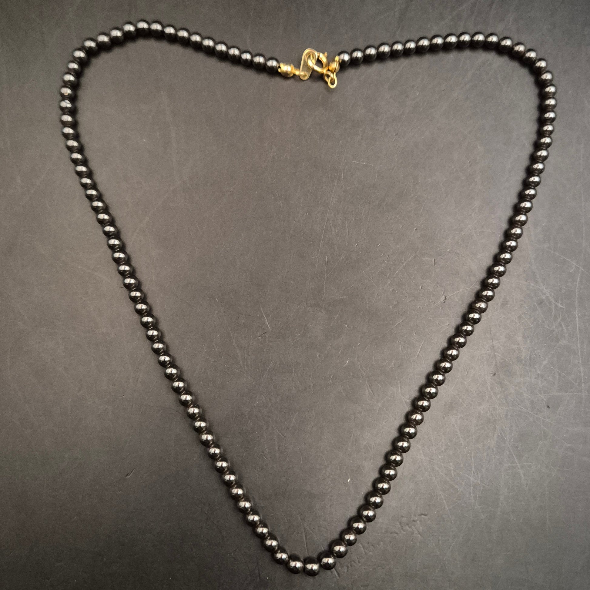 Elegante Hämatit-Perlenhalskette mit glänzendem Goldverschluss