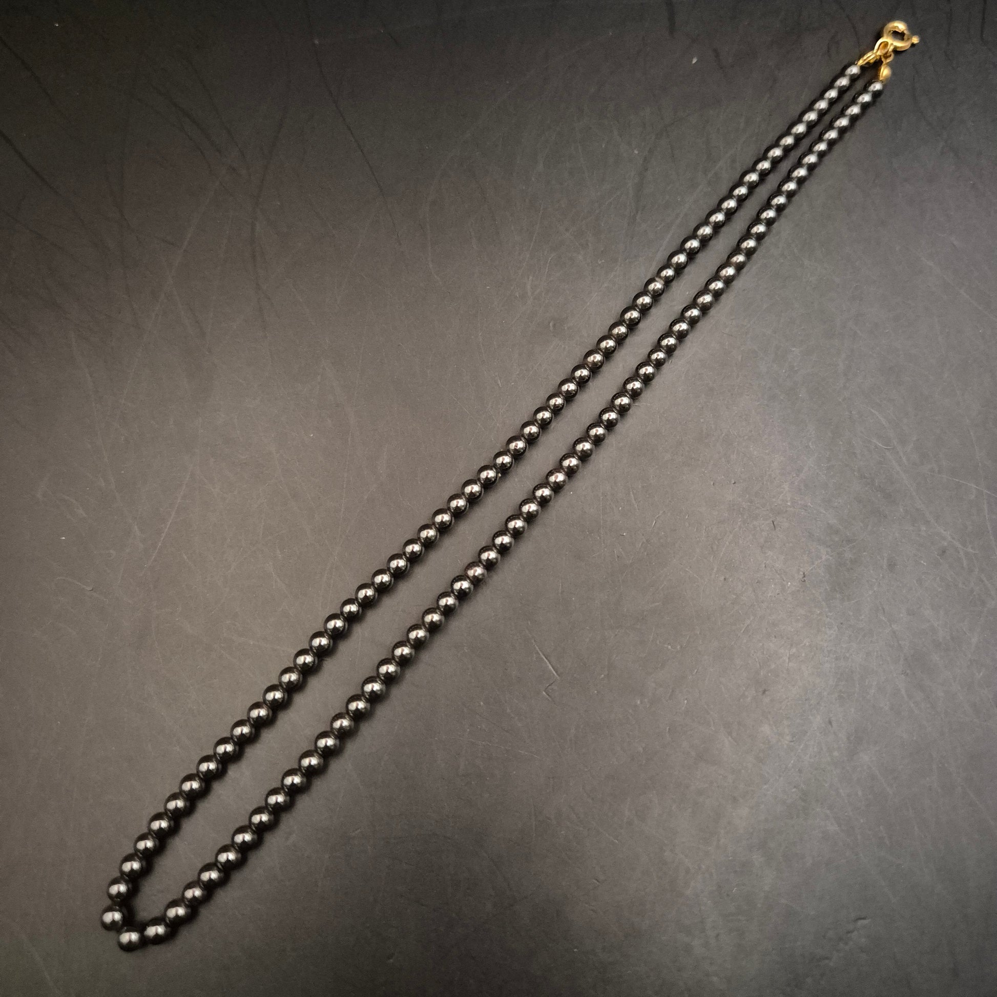 Elegante Hämatit-Perlenhalskette mit glänzendem Goldverschluss - Bild 2