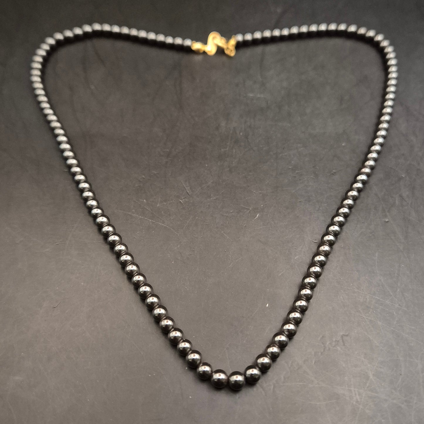 Elegante Hämatit-Perlenhalskette mit glänzendem Goldverschluss - Bild 3