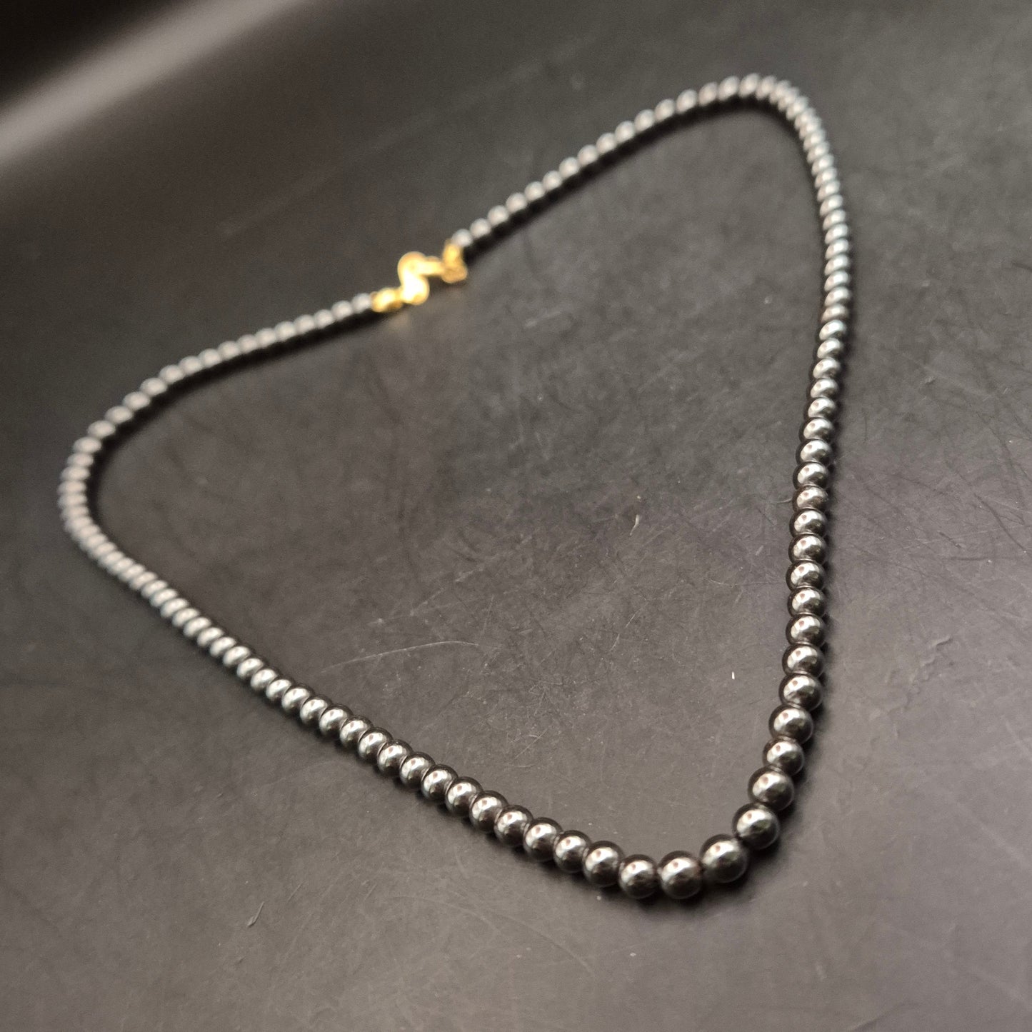 Elegante Hämatit-Perlenhalskette mit glänzendem Goldverschluss - Bild 4