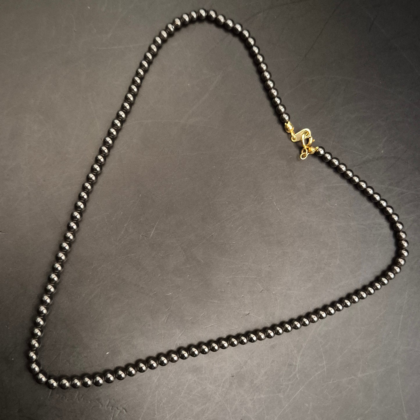 Elegante Hämatit-Perlenhalskette mit glänzendem Goldverschluss - Bild 5