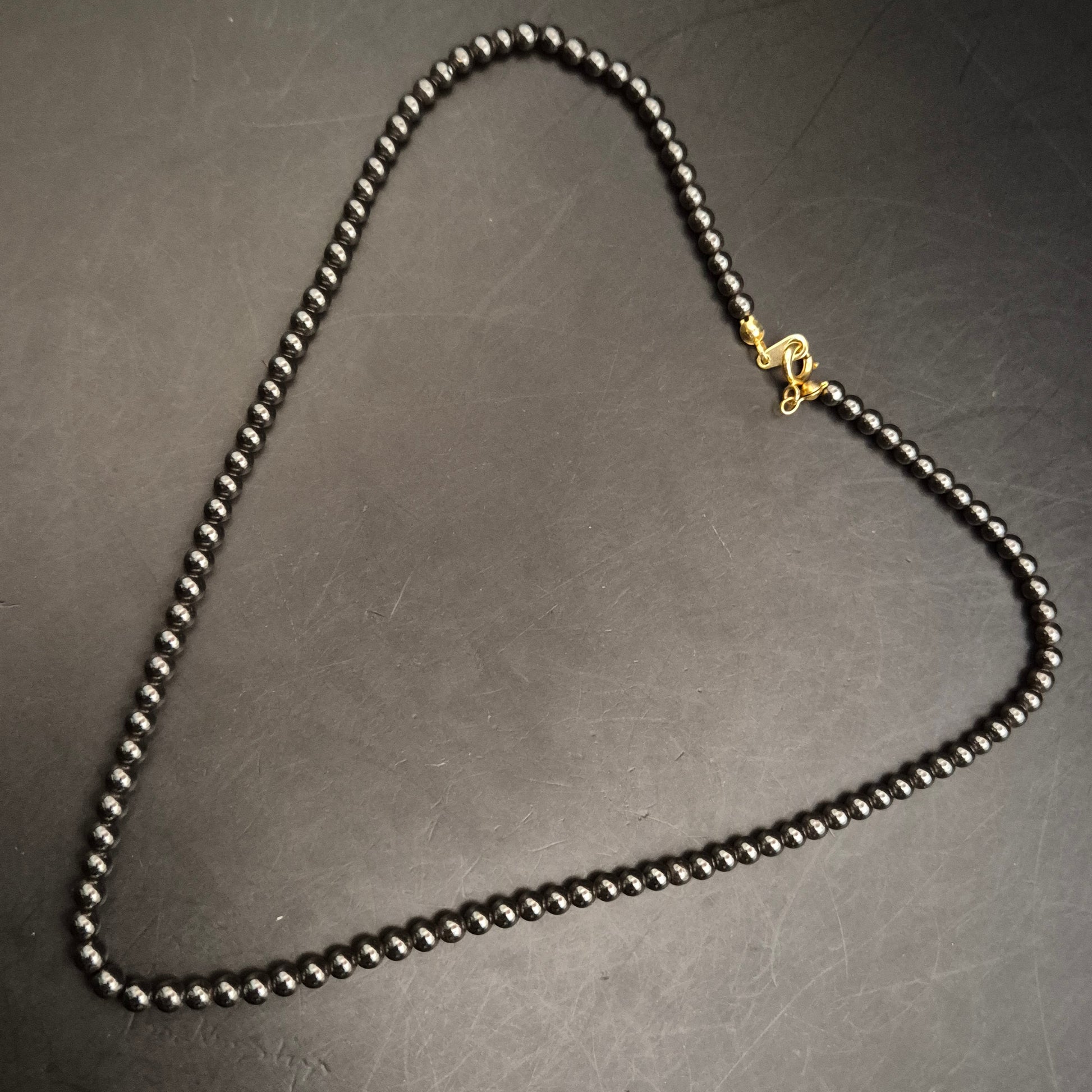 Elegante Hämatit-Perlenhalskette mit glänzendem Goldverschluss - Bild 5