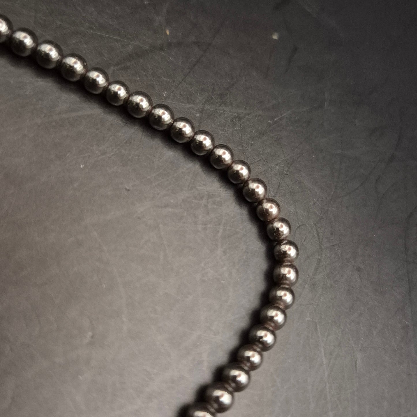 Elegante Hämatit-Perlenhalskette mit glänzendem Goldverschluss - Bild 6