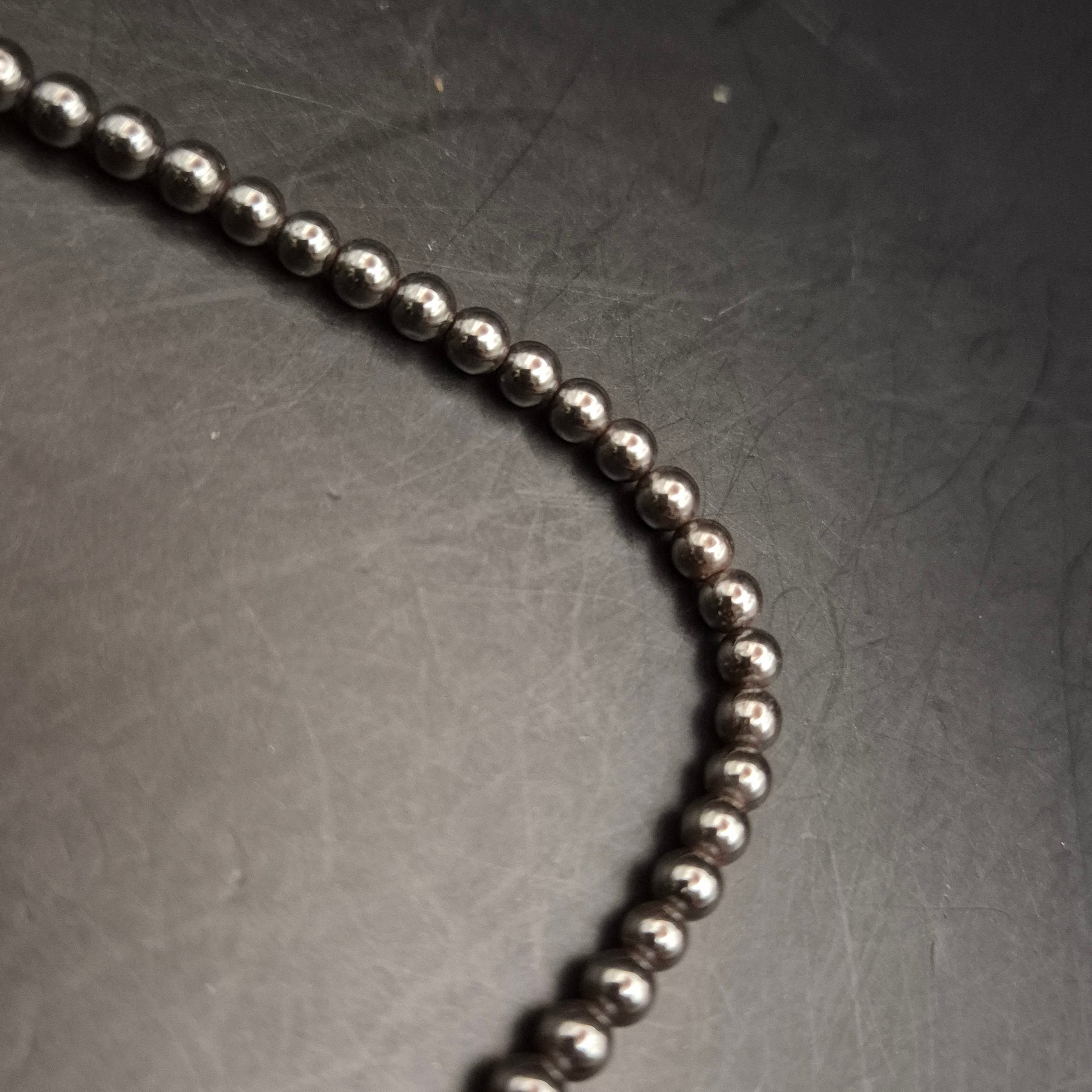 Elegante Hämatit-Perlenhalskette mit glänzendem Goldverschluss - Bild 6