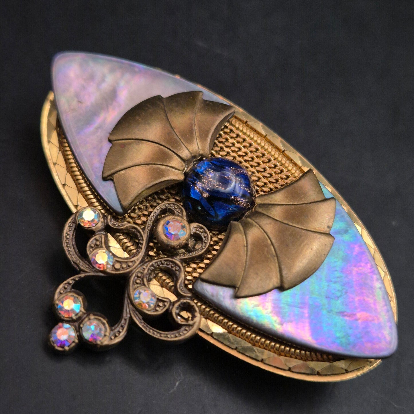 Elegante Vintage Brosche mit schillernder Muschel und Strass