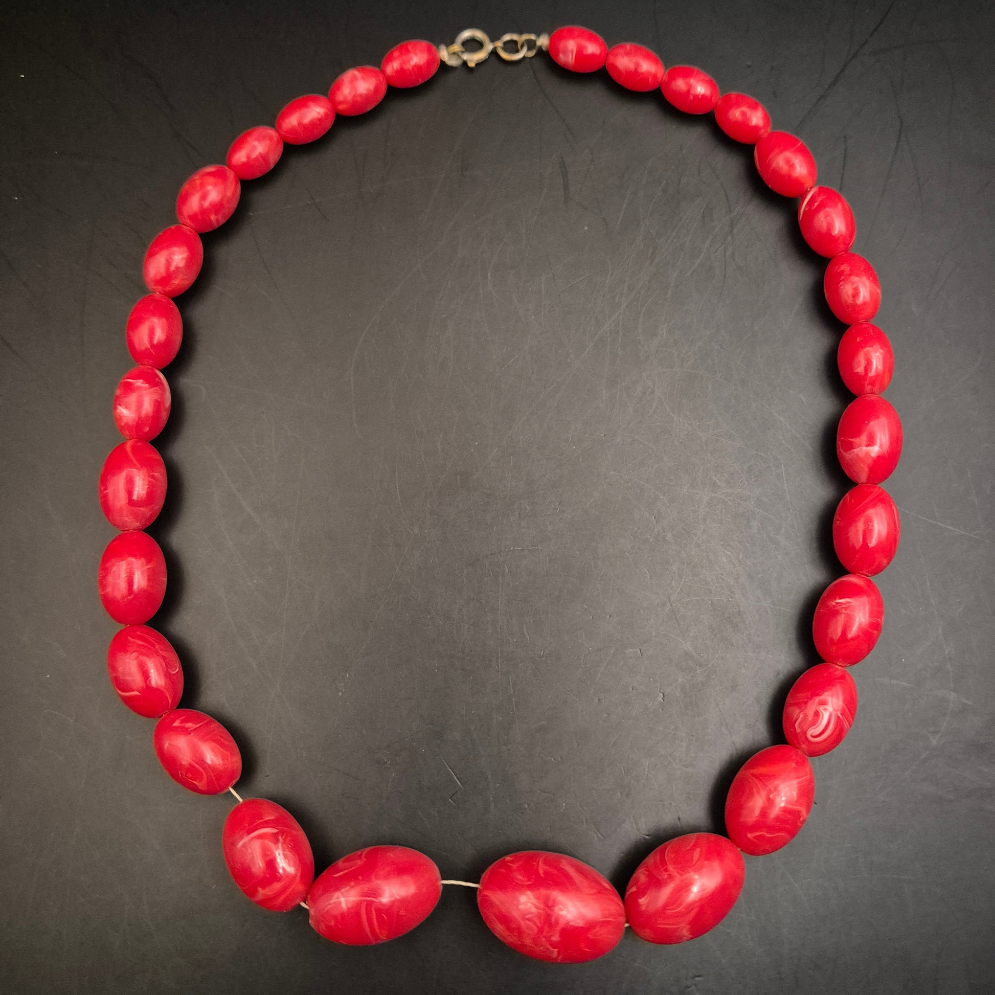 Vintage Halskette mit roten Kunstharzperlen, marmoriert