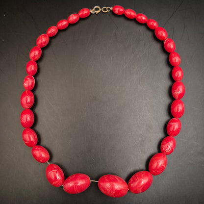 Vintage Halskette mit roten Kunstharzperlen, marmoriert