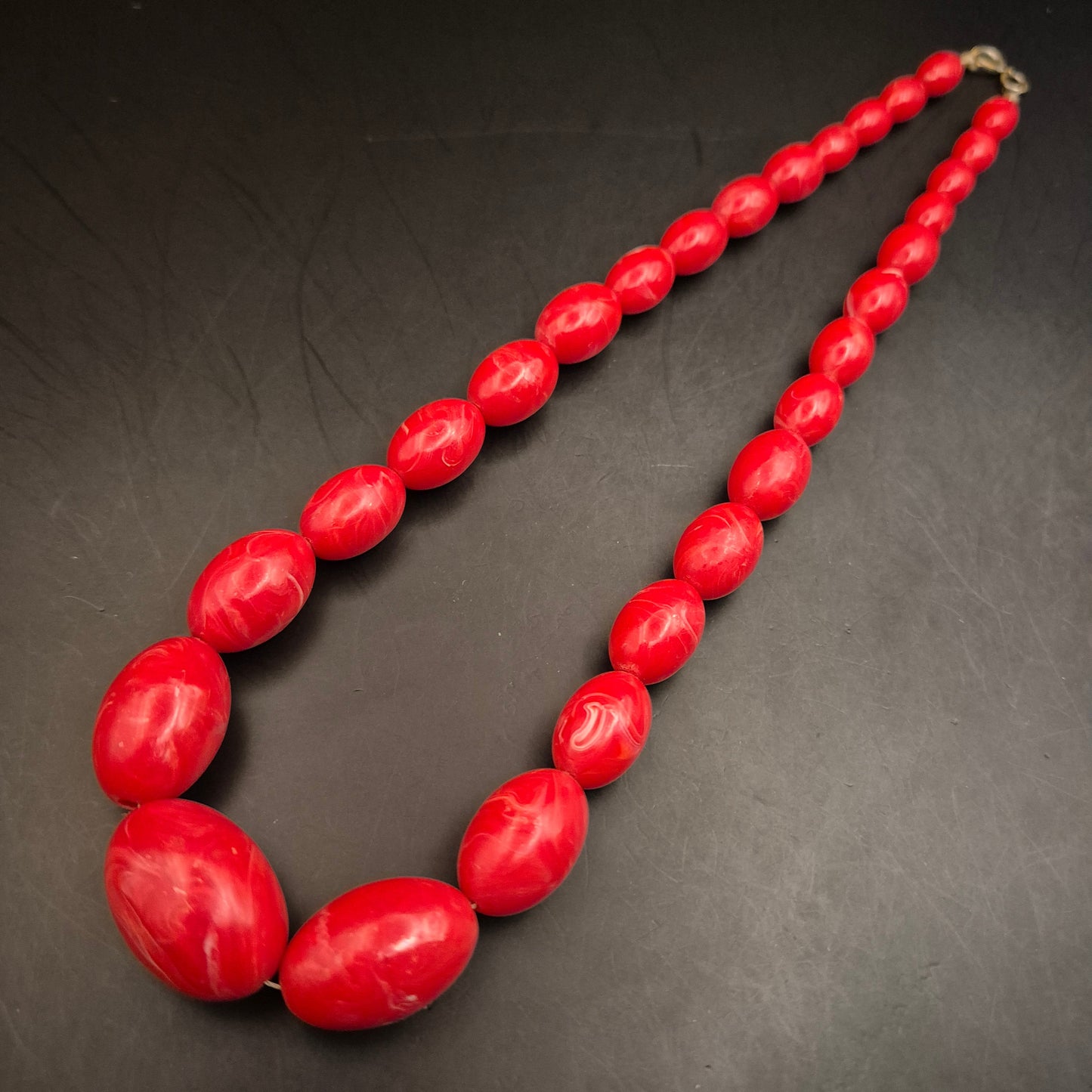 Vintage Halskette mit roten Kunstharzperlen, marmoriert - Bild 2
