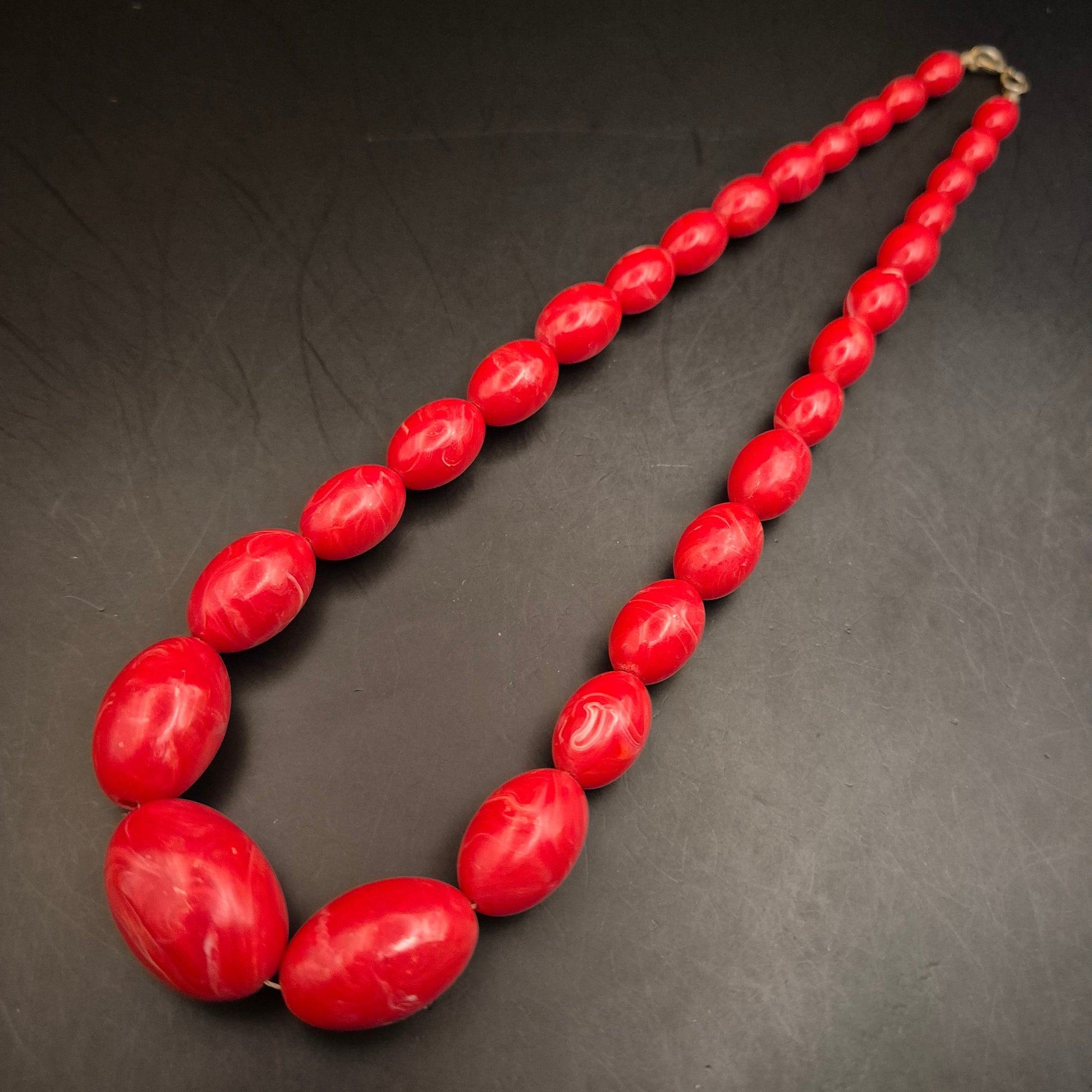 Vintage Halskette mit roten Kunstharzperlen, marmoriert - Bild 2
