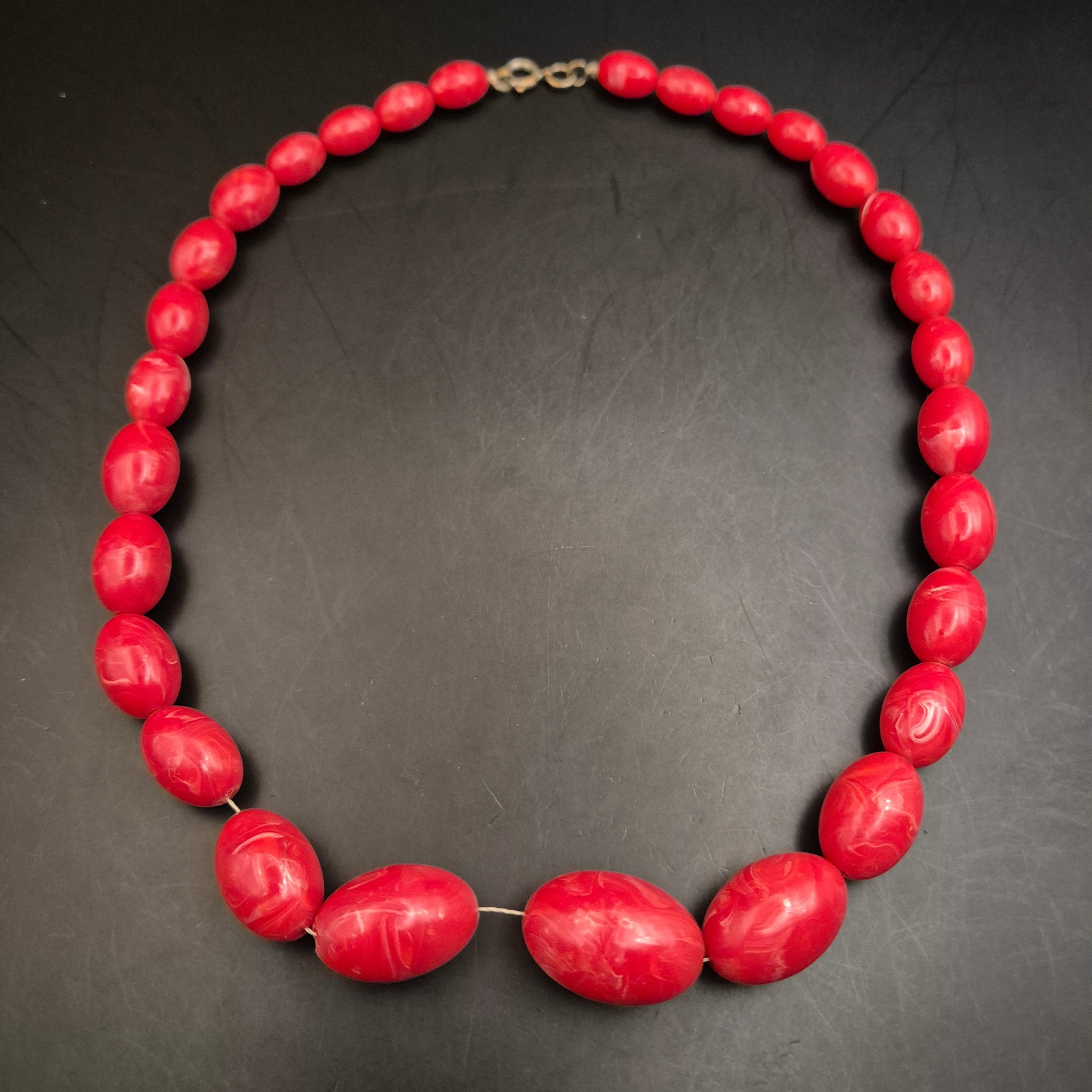 Vintage Halskette mit roten Kunstharzperlen, marmoriert - Bild 3