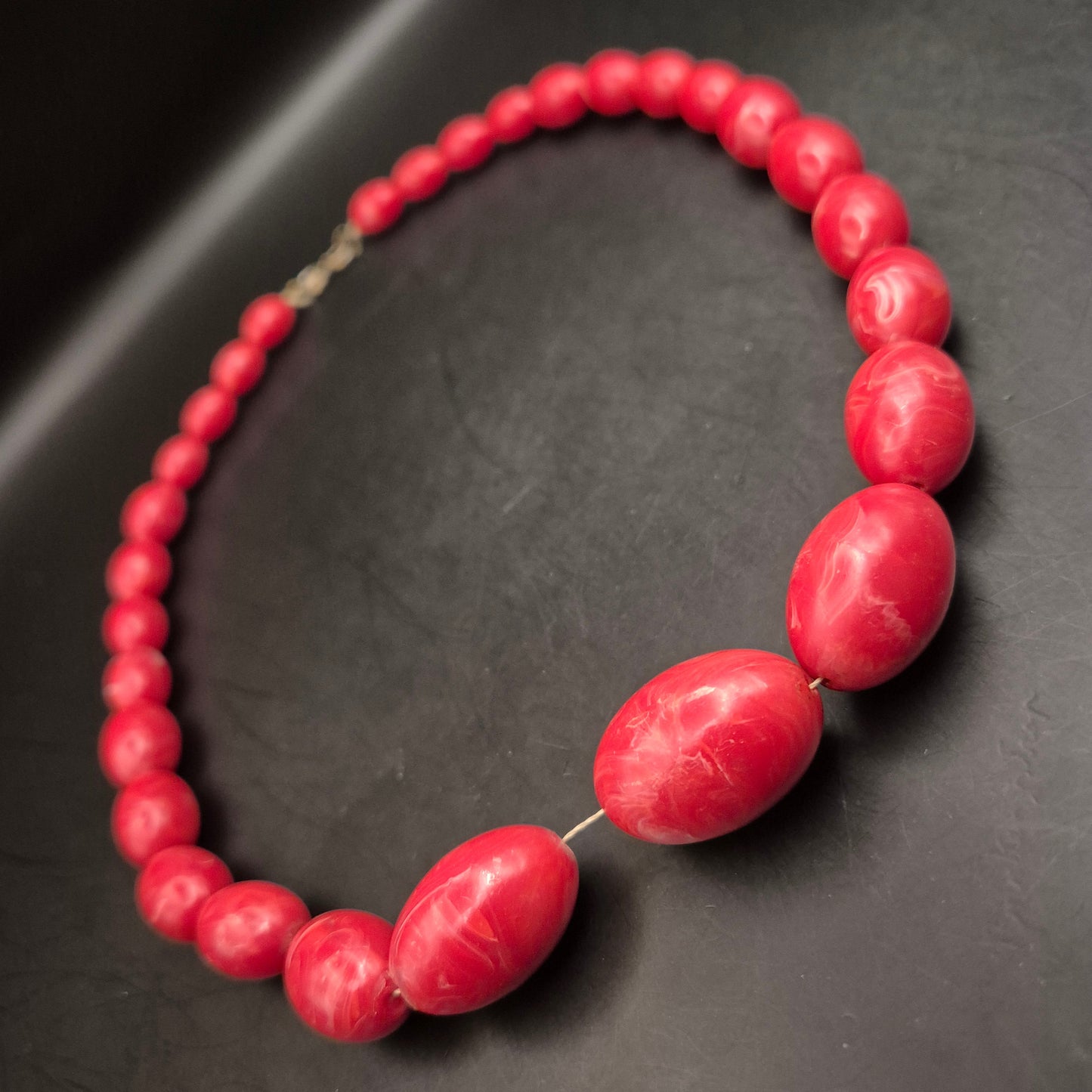 Vintage Halskette mit roten Kunstharzperlen, marmoriert - Bild 4