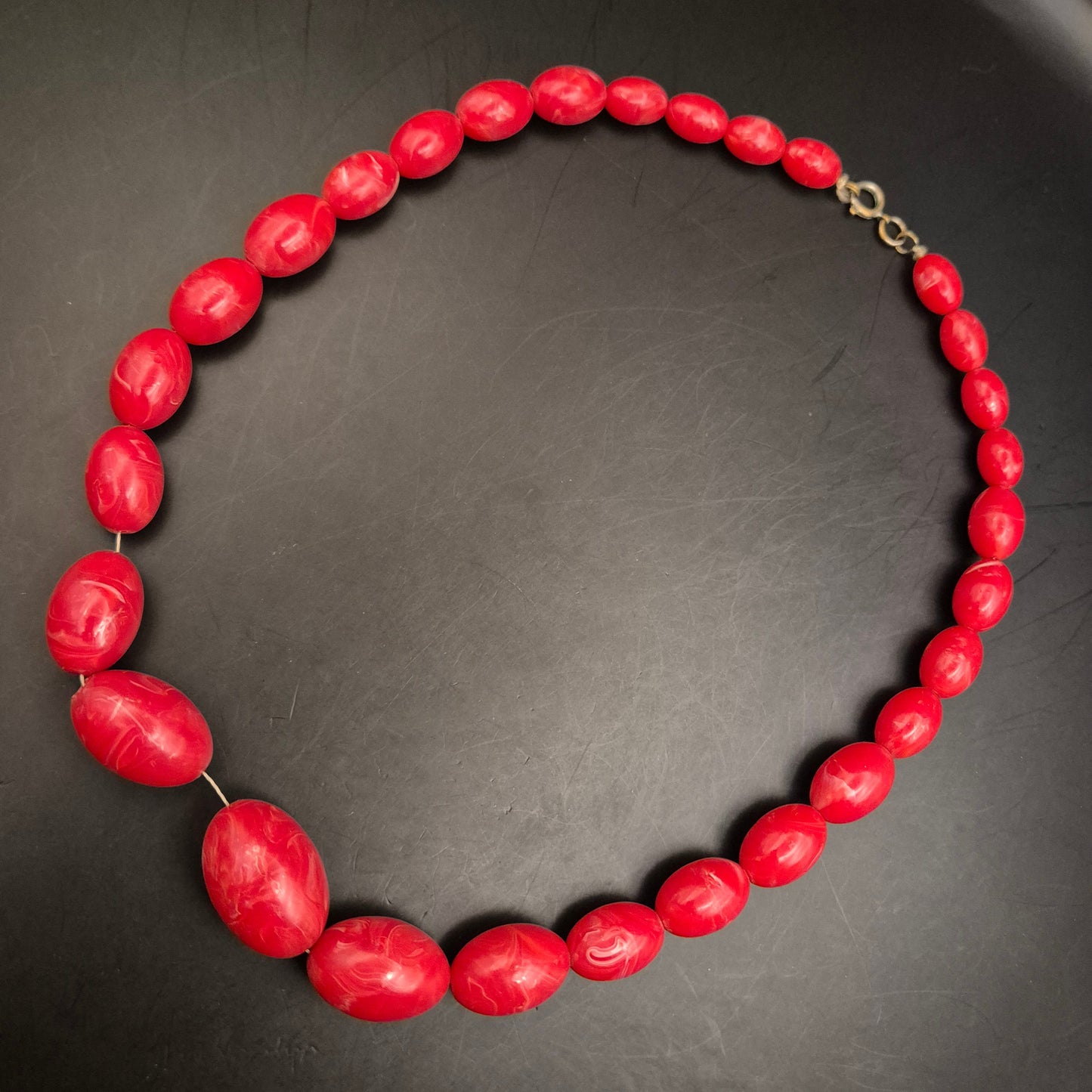 Vintage Halskette mit roten Kunstharzperlen, marmoriert - Bild 5