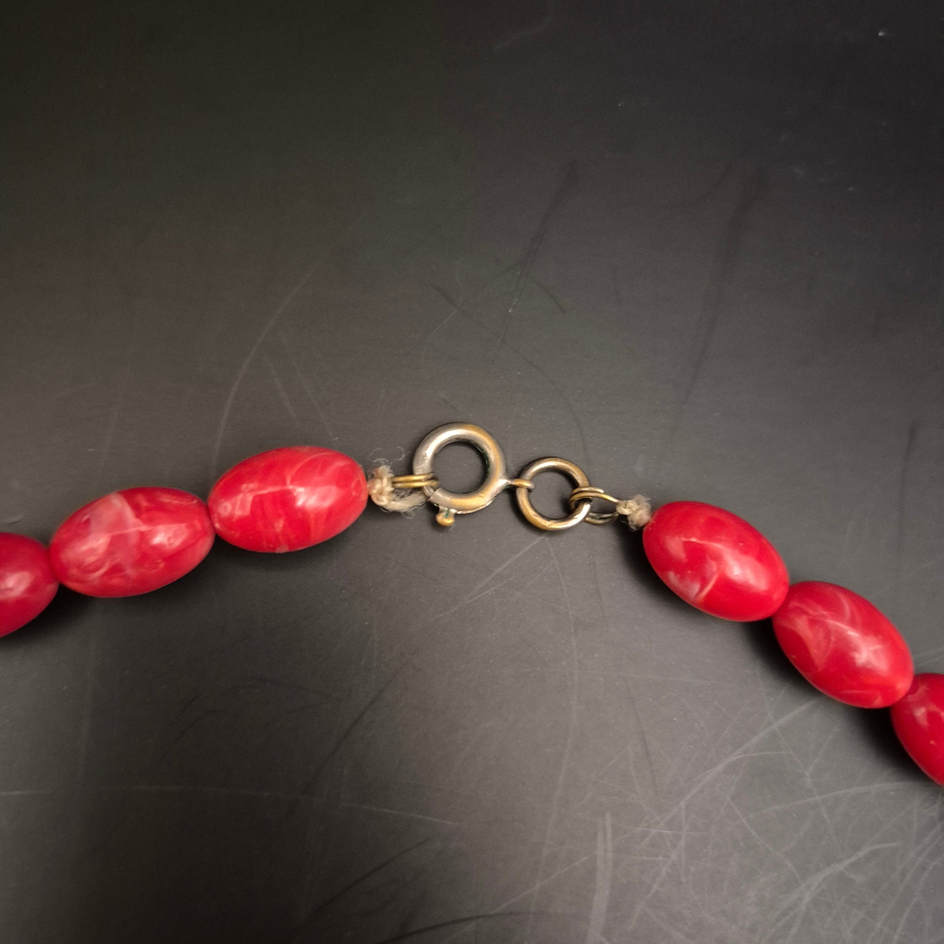 Vintage Halskette mit roten Kunstharzperlen, marmoriert - Bild 6