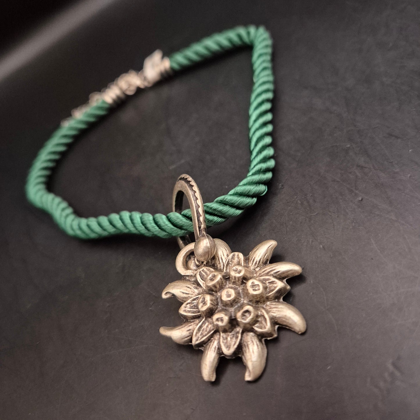 Alpen-Chic: Vintage Edelweiss Armband mit grüner Kordel