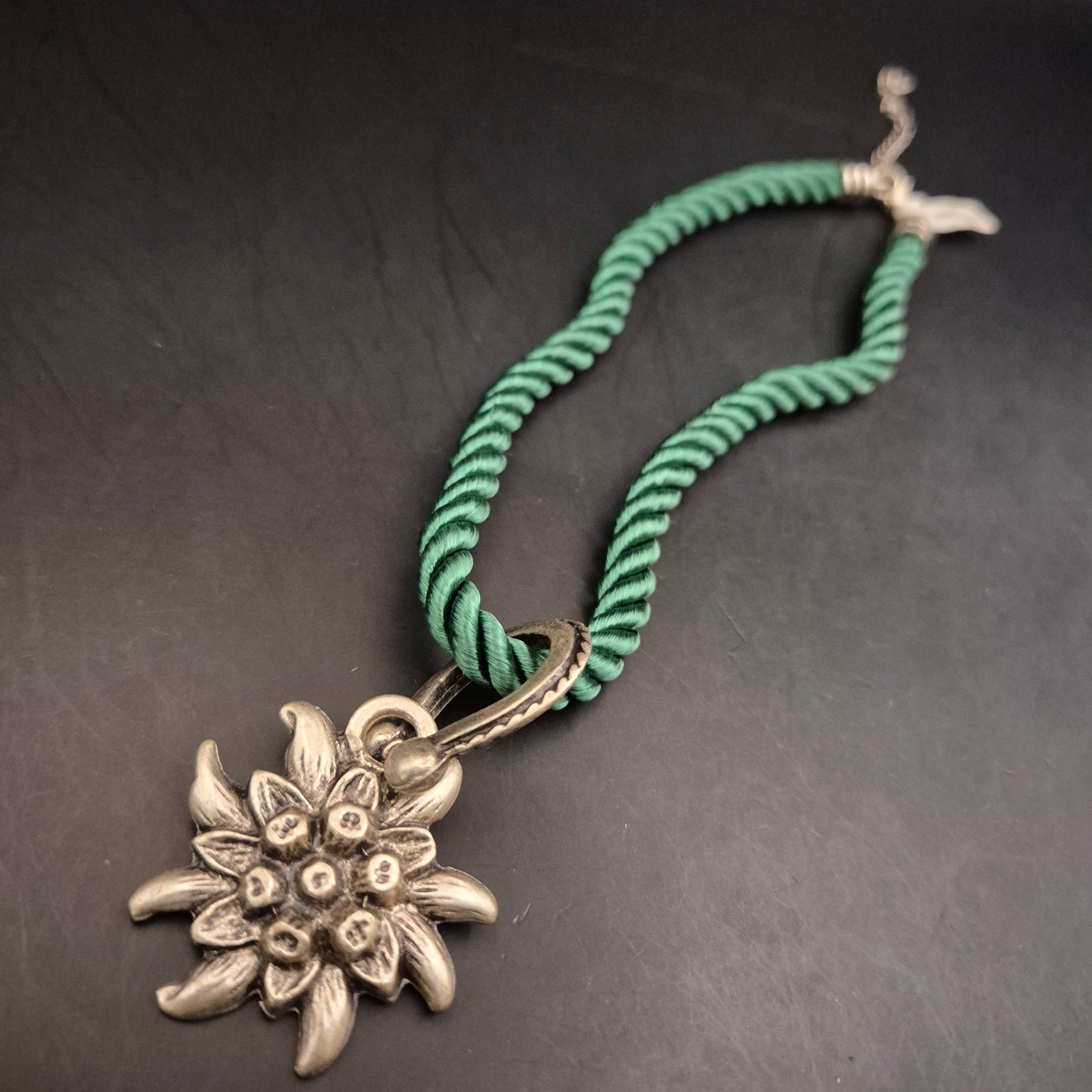 Alpen-Chic: Vintage Edelweiss Armband mit grüner Kordel - Bild 2