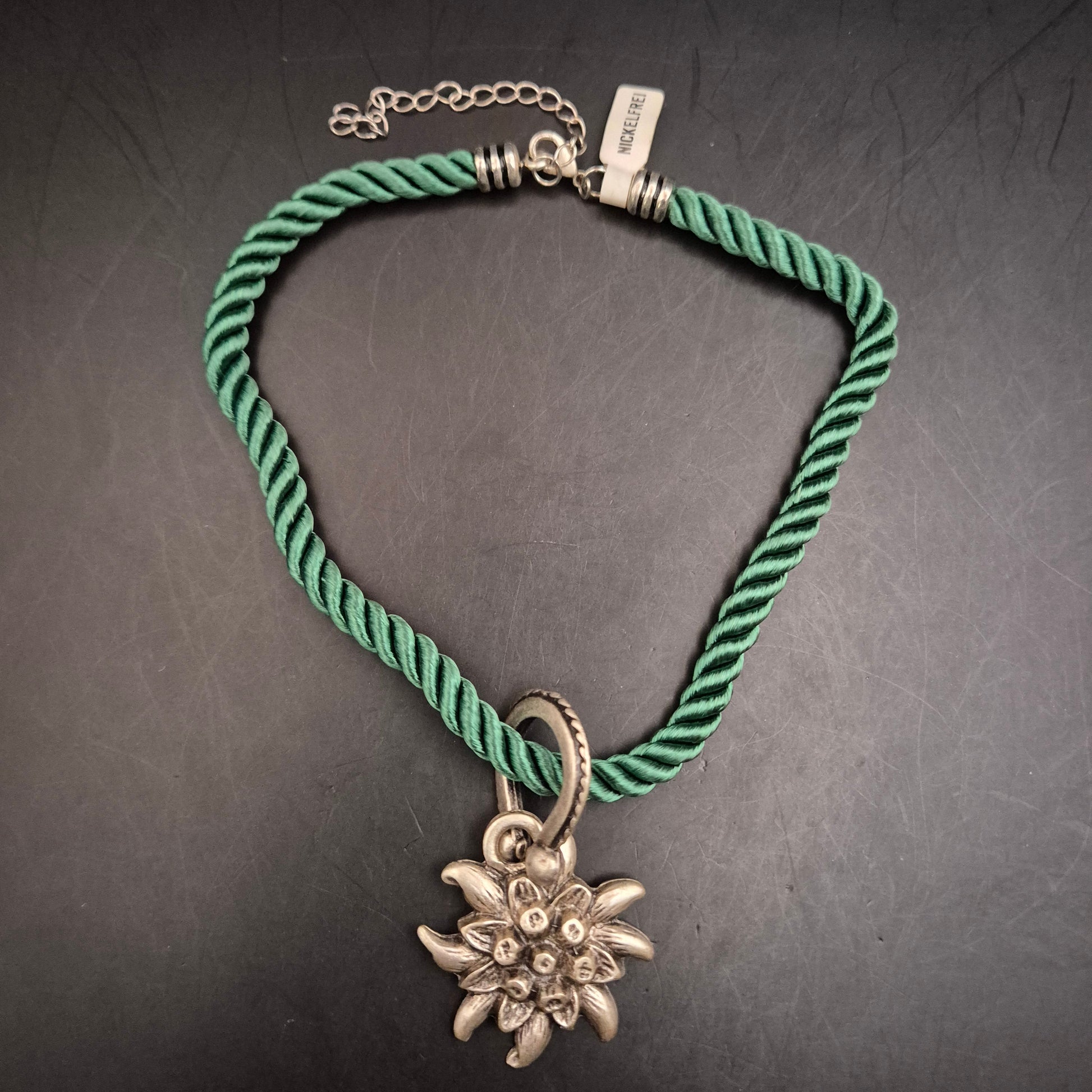 Alpen-Chic: Vintage Edelweiss Armband mit grüner Kordel - Bild 3