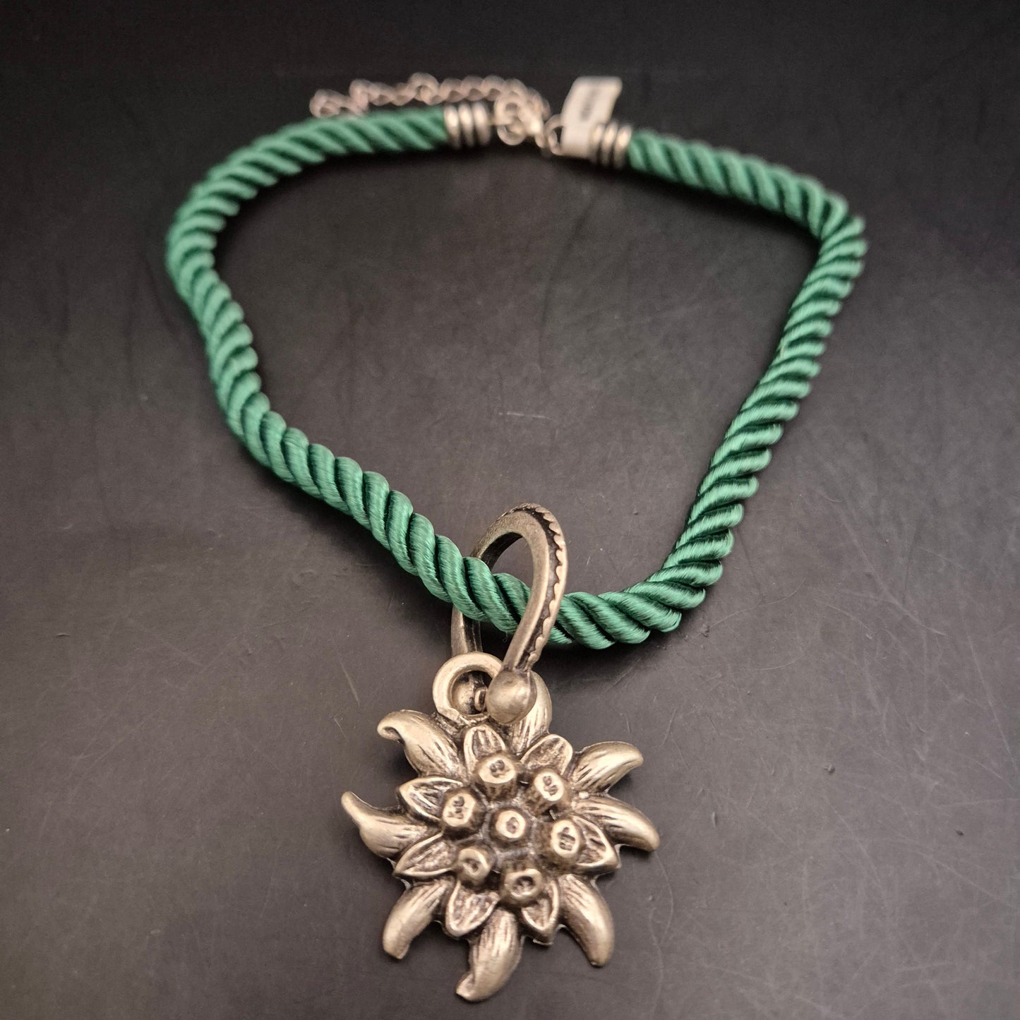 Alpen-Chic: Vintage Edelweiss Armband mit grüner Kordel - Bild 4