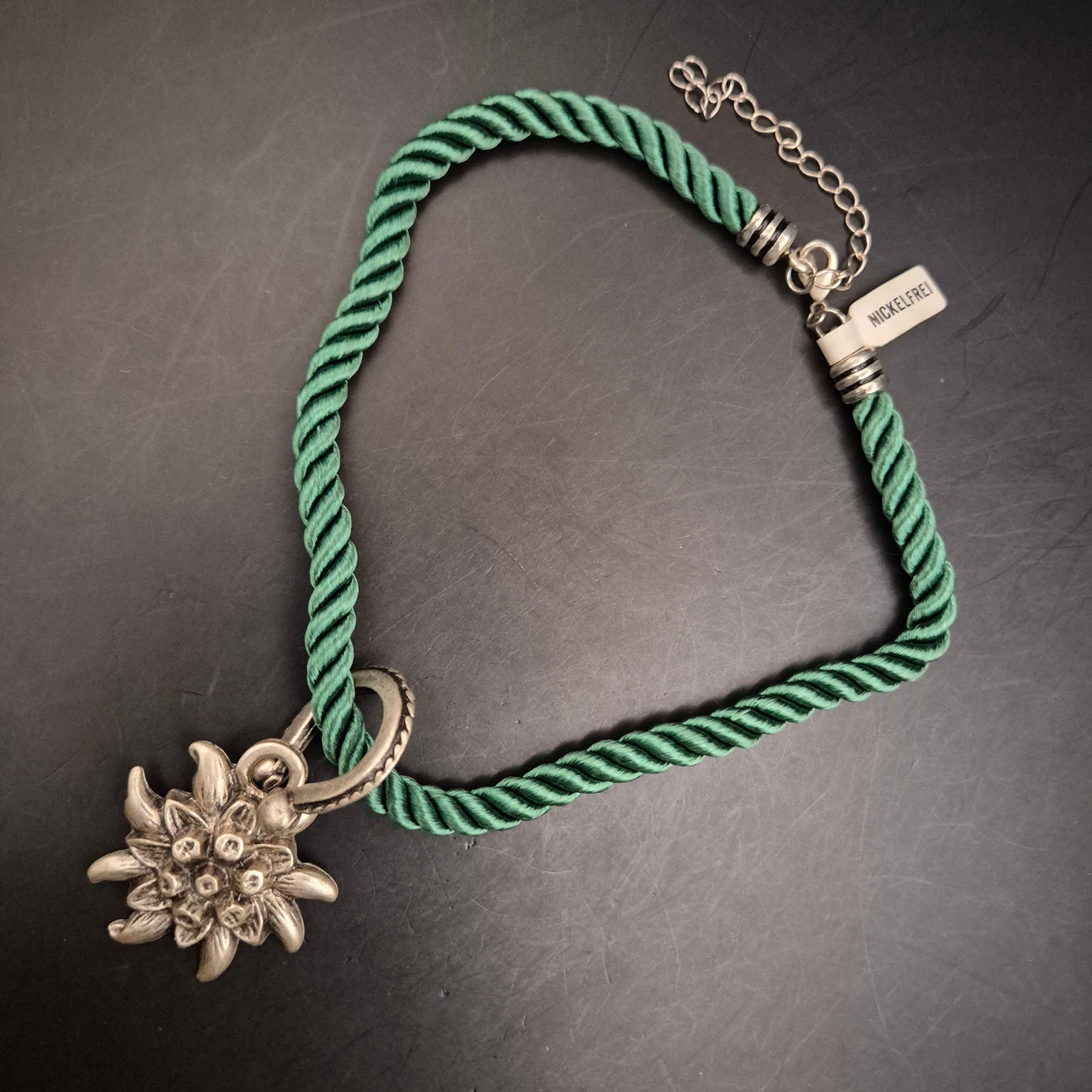 Alpen-Chic: Vintage Edelweiss Armband mit grüner Kordel - Bild 5
