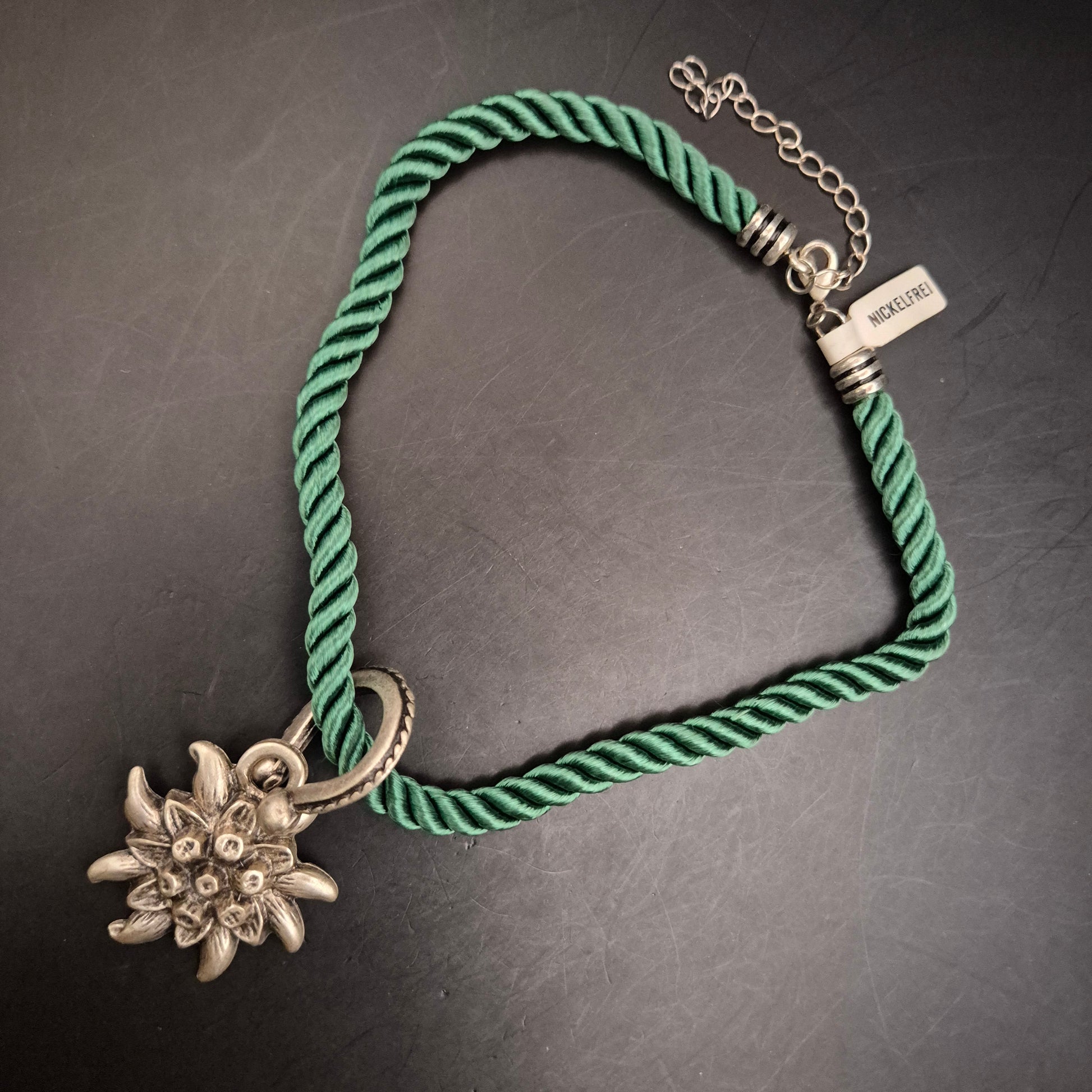 Alpen-Chic: Vintage Edelweiss Armband mit grüner Kordel - Bild 5